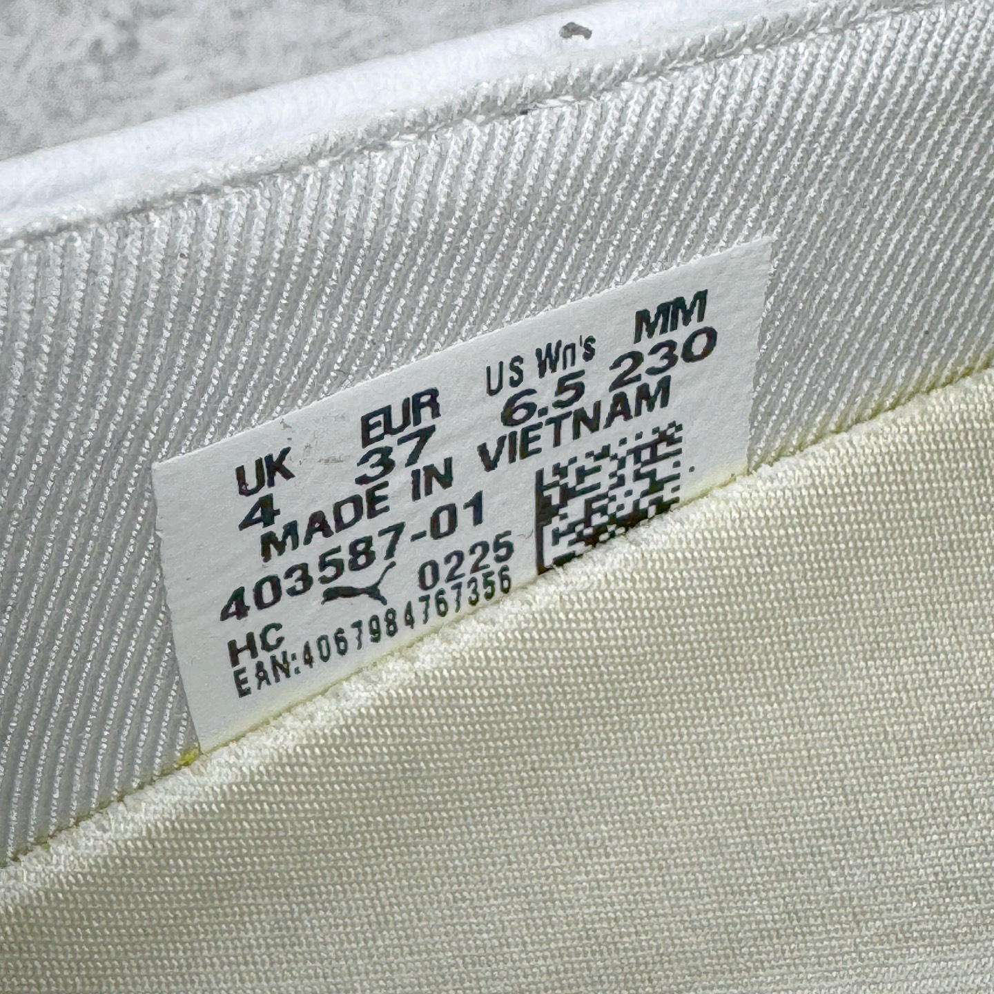 图片[11]-＃S2 PUMA Speedcat Ballerina 彪马柔软舒适防滑耐磨低帮生活休闲鞋芭蕾舞鞋单鞋玛丽珍鞋 这次，PUMA决定再对Speedcat来一次创新，以芭蕾舞鞋为灵感，将芭蕾舞鞋的灵动与轻盈感与赛车鞋融为一体，带来极具个性的全新鞋款Speedcat Ballerina。Speedcat Ballerina由Speedcat去除鞋舌、鞋带以及部分鞋侧位打造而成，鞋带部分被改为如同芭蕾鞋般的交叉弹性带，PUMA的标志依旧设计于鞋侧旁，整个鞋款外观变得更加优雅。Speedcat Ballerina 还汲取了赛车鞋的抓地设计，配备经典橡胶大底。尺码：36 37 37.5 38 38.5 39 40-选品中心