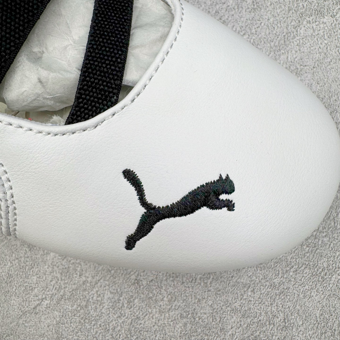 图片[14]-＃S2 PUMA Speedcat Ballerina 彪马柔软舒适防滑耐磨低帮生活休闲鞋芭蕾舞鞋单鞋玛丽珍鞋 这次，PUMA决定再对Speedcat来一次创新，以芭蕾舞鞋为灵感，将芭蕾舞鞋的灵动与轻盈感与赛车鞋融为一体，带来极具个性的全新鞋款Speedcat Ballerina。Speedcat Ballerina由Speedcat去除鞋舌、鞋带以及部分鞋侧位打造而成，鞋带部分被改为如同芭蕾鞋般的交叉弹性带，PUMA的标志依旧设计于鞋侧旁，整个鞋款外观变得更加优雅。Speedcat Ballerina 还汲取了赛车鞋的抓地设计，配备经典橡胶大底。尺码：36 37 37.5 38 38.5 39 40-选品中心