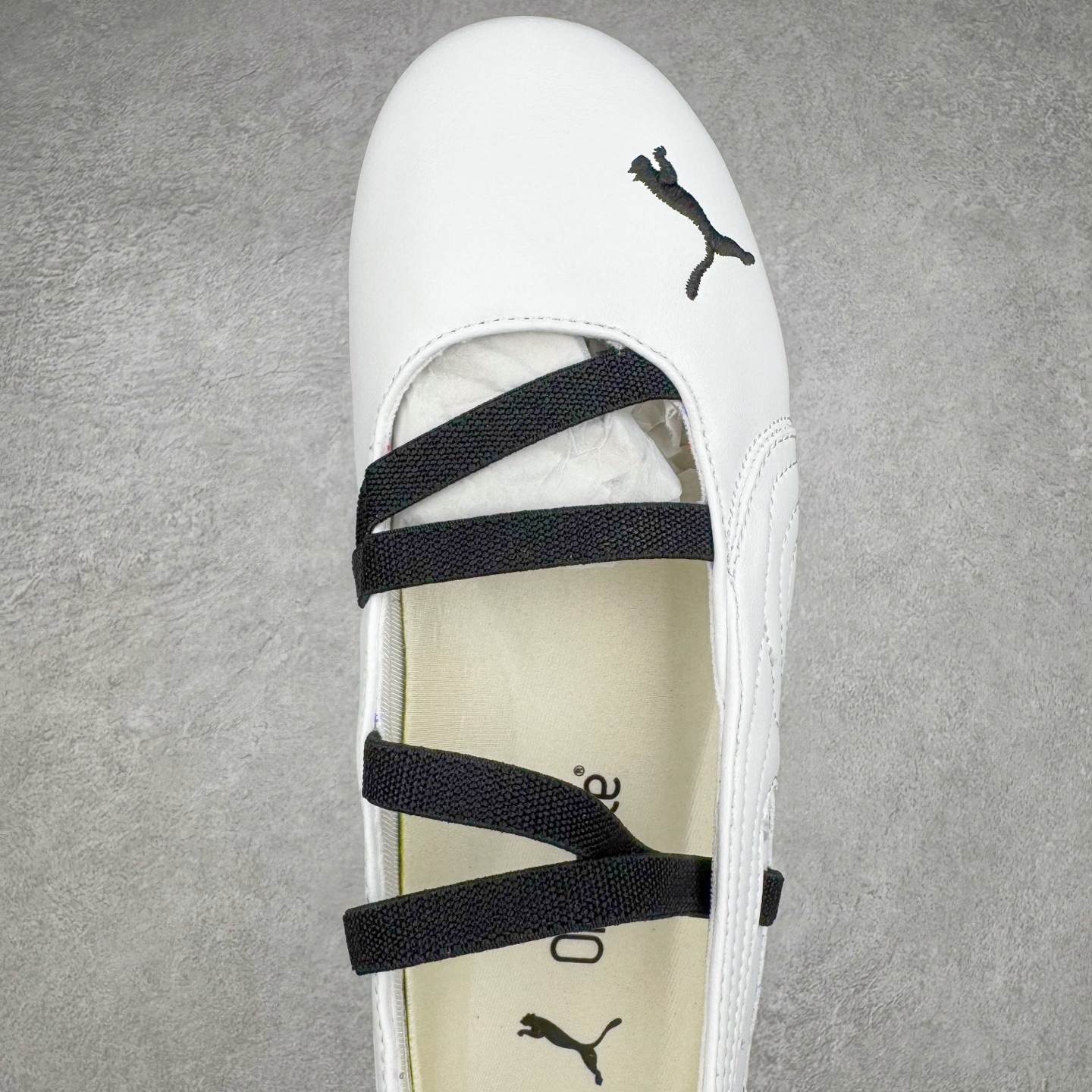 图片[4]-＃S2 PUMA Speedcat Ballerina 彪马柔软舒适防滑耐磨低帮生活休闲鞋芭蕾舞鞋单鞋玛丽珍鞋 这次，PUMA决定再对Speedcat来一次创新，以芭蕾舞鞋为灵感，将芭蕾舞鞋的灵动与轻盈感与赛车鞋融为一体，带来极具个性的全新鞋款Speedcat Ballerina。Speedcat Ballerina由Speedcat去除鞋舌、鞋带以及部分鞋侧位打造而成，鞋带部分被改为如同芭蕾鞋般的交叉弹性带，PUMA的标志依旧设计于鞋侧旁，整个鞋款外观变得更加优雅。Speedcat Ballerina 还汲取了赛车鞋的抓地设计，配备经典橡胶大底。尺码：36 37 37.5 38 38.5 39 40-选品中心