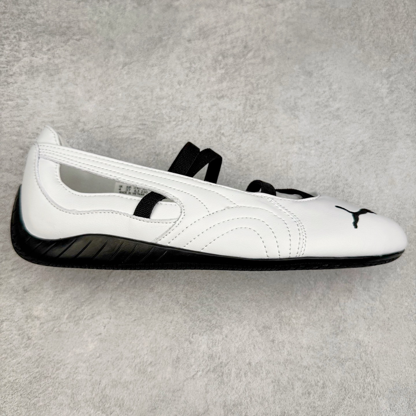 ＃S2 PUMA Speedcat Ballerina 彪马柔软舒适防滑耐磨低帮生活休闲鞋芭蕾舞鞋单鞋玛丽珍鞋 这次，PUMA决定再对Speedcat来一次创新，以芭蕾舞鞋为灵感，将芭蕾舞鞋的灵动与轻盈感与赛车鞋融为一体，带来极具个性的全新鞋款Speedcat Ballerina。Speedcat Ballerina由Speedcat去除鞋舌、鞋带以及部分鞋侧位打造而成，鞋带部分被改为如同芭蕾鞋般的交叉弹性带，PUMA的标志依旧设计于鞋侧旁，整个鞋款外观变得更加优雅。Speedcat Ballerina 还汲取了赛车鞋的抓地设计，配备经典橡胶大底。尺码：36 37 37.5 38 38.5 39 40-选品中心