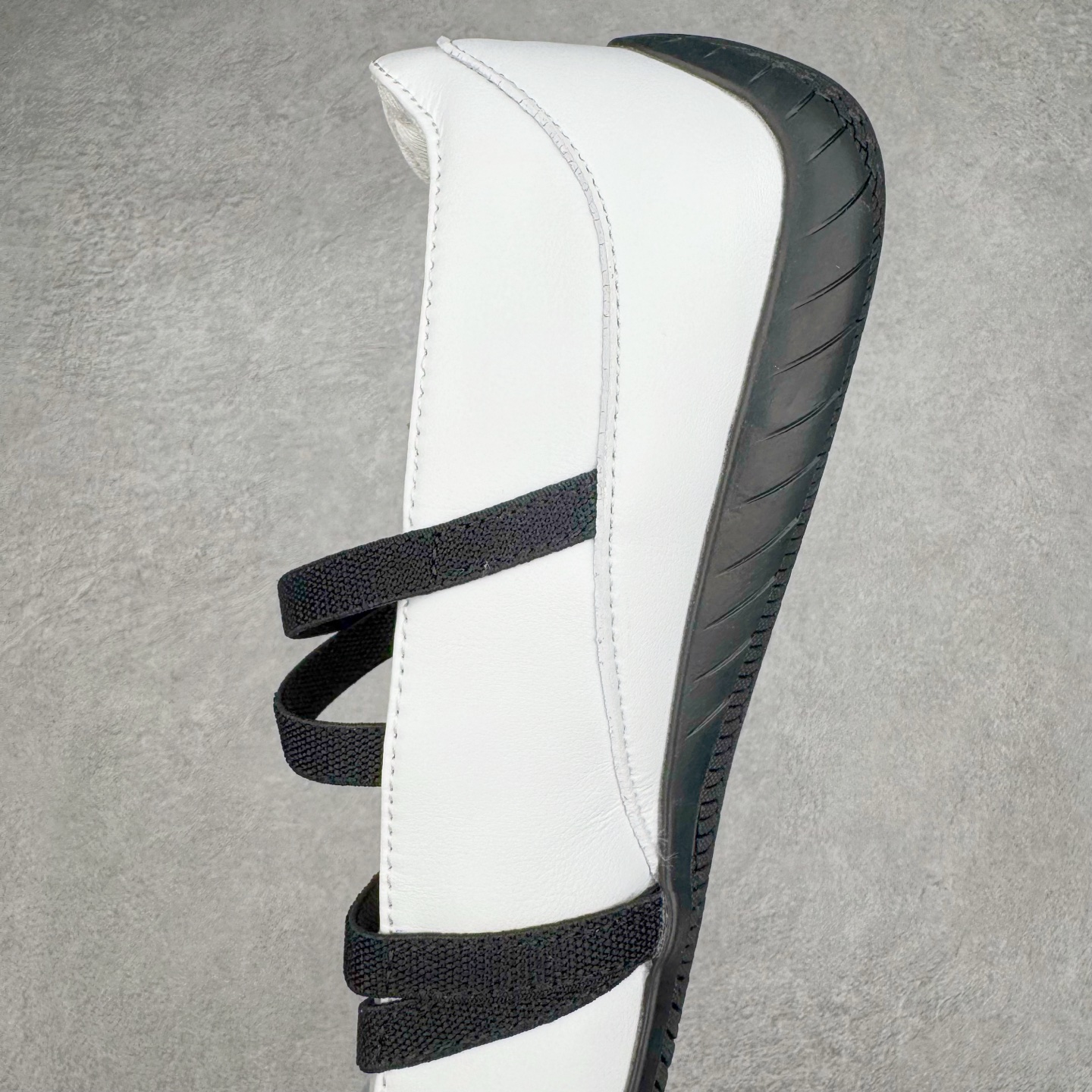 图片[7]-＃S2 PUMA Speedcat Ballerina 彪马柔软舒适防滑耐磨低帮生活休闲鞋芭蕾舞鞋单鞋玛丽珍鞋 这次，PUMA决定再对Speedcat来一次创新，以芭蕾舞鞋为灵感，将芭蕾舞鞋的灵动与轻盈感与赛车鞋融为一体，带来极具个性的全新鞋款Speedcat Ballerina。Speedcat Ballerina由Speedcat去除鞋舌、鞋带以及部分鞋侧位打造而成，鞋带部分被改为如同芭蕾鞋般的交叉弹性带，PUMA的标志依旧设计于鞋侧旁，整个鞋款外观变得更加优雅。Speedcat Ballerina 还汲取了赛车鞋的抓地设计，配备经典橡胶大底。尺码：36 37 37.5 38 38.5 39 40-选品中心