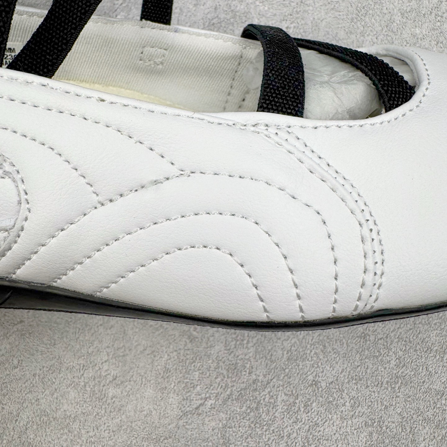 图片[15]-＃S2 PUMA Speedcat Ballerina 彪马柔软舒适防滑耐磨低帮生活休闲鞋芭蕾舞鞋单鞋玛丽珍鞋 这次，PUMA决定再对Speedcat来一次创新，以芭蕾舞鞋为灵感，将芭蕾舞鞋的灵动与轻盈感与赛车鞋融为一体，带来极具个性的全新鞋款Speedcat Ballerina。Speedcat Ballerina由Speedcat去除鞋舌、鞋带以及部分鞋侧位打造而成，鞋带部分被改为如同芭蕾鞋般的交叉弹性带，PUMA的标志依旧设计于鞋侧旁，整个鞋款外观变得更加优雅。Speedcat Ballerina 还汲取了赛车鞋的抓地设计，配备经典橡胶大底。尺码：36 37 37.5 38 38.5 39 40-选品中心