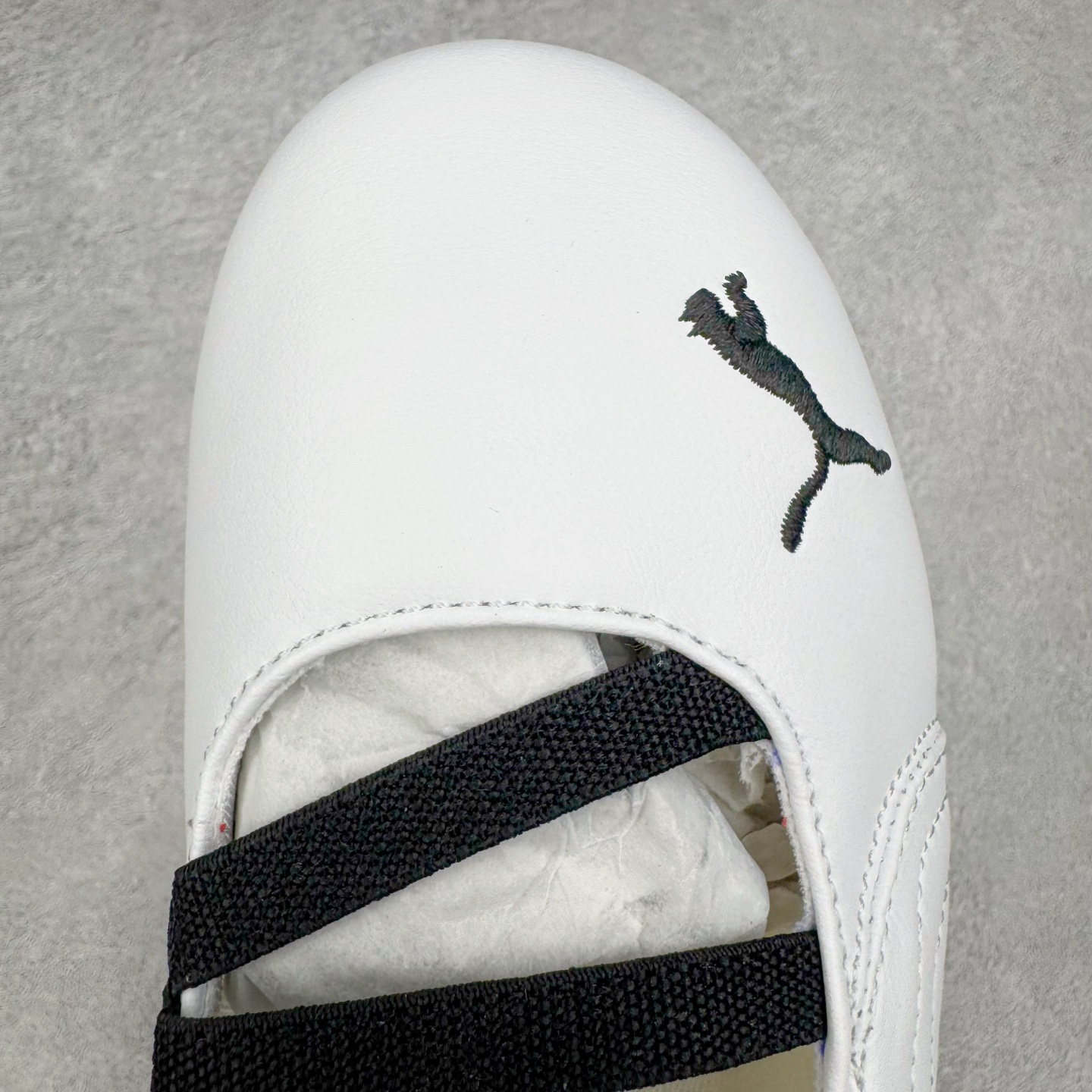 图片[13]-＃S2 PUMA Speedcat Ballerina 彪马柔软舒适防滑耐磨低帮生活休闲鞋芭蕾舞鞋单鞋玛丽珍鞋 这次，PUMA决定再对Speedcat来一次创新，以芭蕾舞鞋为灵感，将芭蕾舞鞋的灵动与轻盈感与赛车鞋融为一体，带来极具个性的全新鞋款Speedcat Ballerina。Speedcat Ballerina由Speedcat去除鞋舌、鞋带以及部分鞋侧位打造而成，鞋带部分被改为如同芭蕾鞋般的交叉弹性带，PUMA的标志依旧设计于鞋侧旁，整个鞋款外观变得更加优雅。Speedcat Ballerina 还汲取了赛车鞋的抓地设计，配备经典橡胶大底。尺码：36 37 37.5 38 38.5 39 40-选品中心