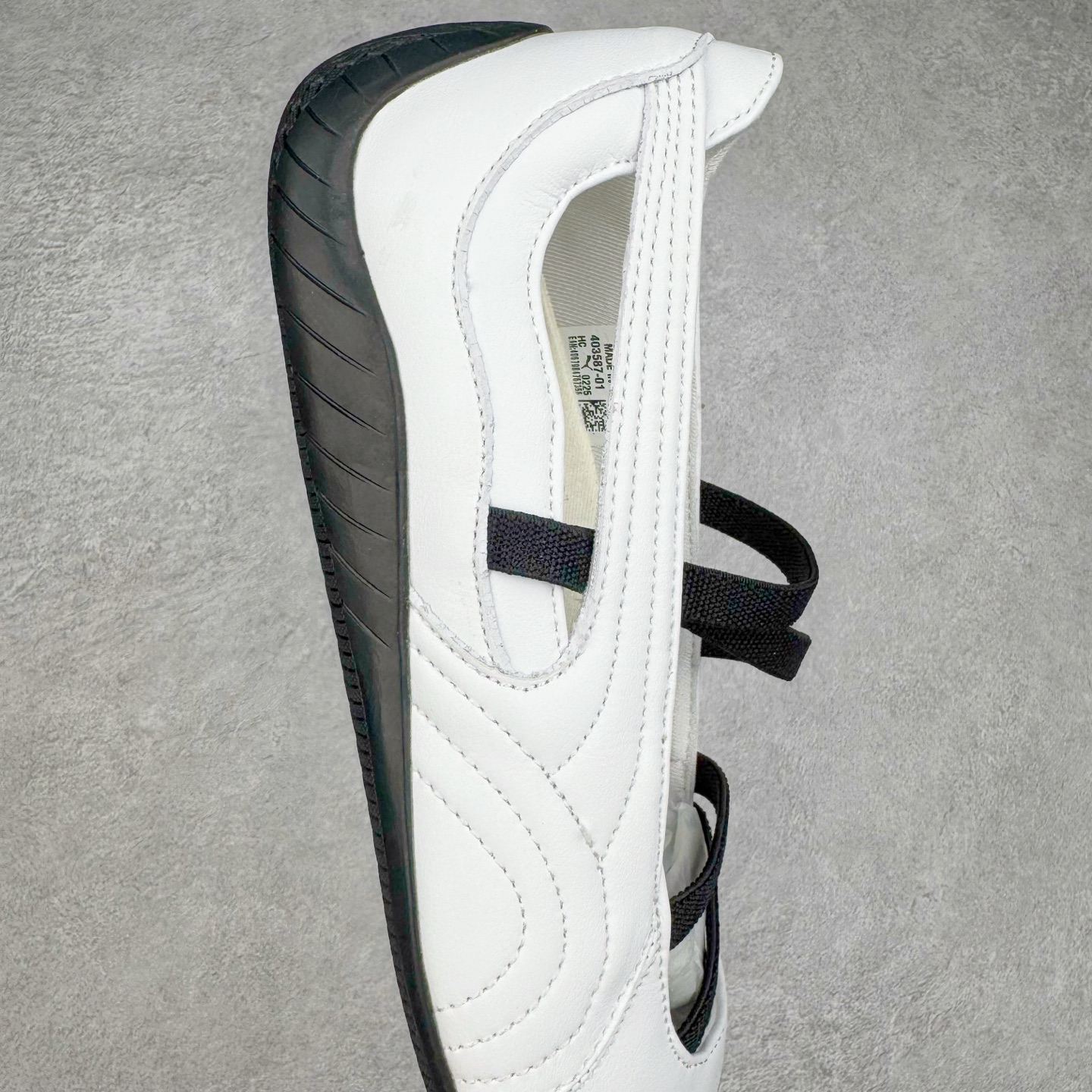 图片[6]-＃S2 PUMA Speedcat Ballerina 彪马柔软舒适防滑耐磨低帮生活休闲鞋芭蕾舞鞋单鞋玛丽珍鞋 这次，PUMA决定再对Speedcat来一次创新，以芭蕾舞鞋为灵感，将芭蕾舞鞋的灵动与轻盈感与赛车鞋融为一体，带来极具个性的全新鞋款Speedcat Ballerina。Speedcat Ballerina由Speedcat去除鞋舌、鞋带以及部分鞋侧位打造而成，鞋带部分被改为如同芭蕾鞋般的交叉弹性带，PUMA的标志依旧设计于鞋侧旁，整个鞋款外观变得更加优雅。Speedcat Ballerina 还汲取了赛车鞋的抓地设计，配备经典橡胶大底。尺码：36 37 37.5 38 38.5 39 40-选品中心