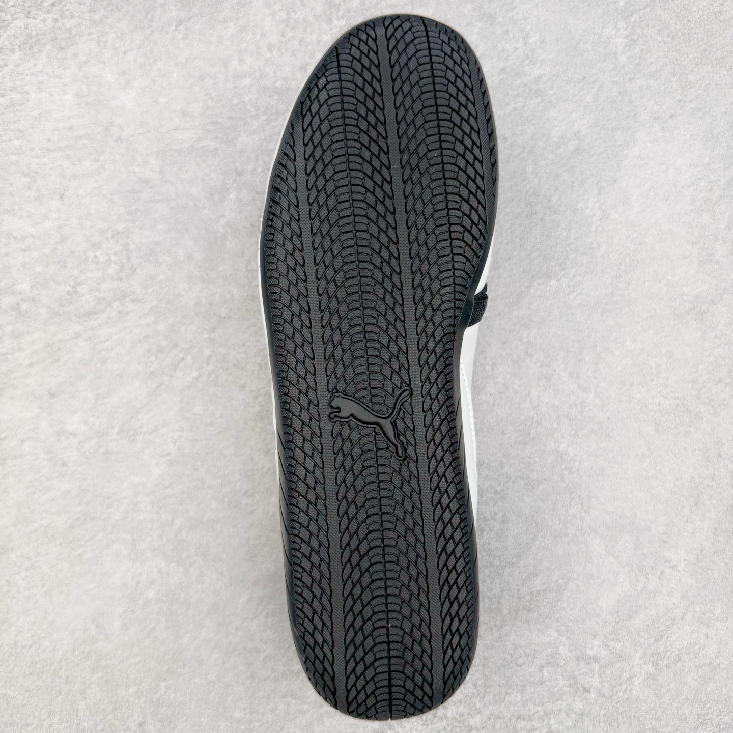 图片[9]-＃S2 PUMA Speedcat Ballerina 彪马柔软舒适防滑耐磨低帮生活休闲鞋芭蕾舞鞋单鞋玛丽珍鞋 这次，PUMA决定再对Speedcat来一次创新，以芭蕾舞鞋为灵感，将芭蕾舞鞋的灵动与轻盈感与赛车鞋融为一体，带来极具个性的全新鞋款Speedcat Ballerina。Speedcat Ballerina由Speedcat去除鞋舌、鞋带以及部分鞋侧位打造而成，鞋带部分被改为如同芭蕾鞋般的交叉弹性带，PUMA的标志依旧设计于鞋侧旁，整个鞋款外观变得更加优雅。Speedcat Ballerina 还汲取了赛车鞋的抓地设计，配备经典橡胶大底。尺码：36 37 37.5 38 38.5 39 40-选品中心