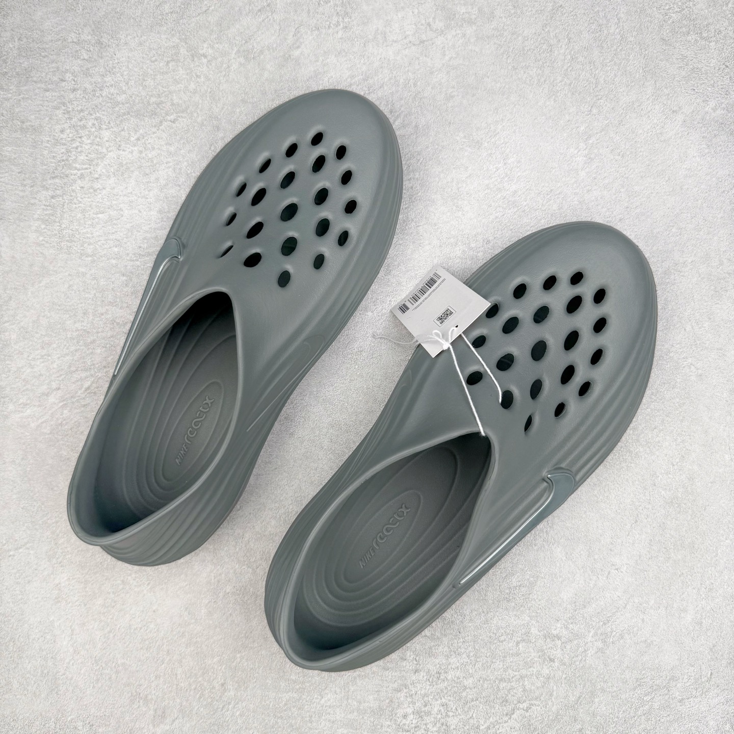 图片[3]-＃Lw纯原 NK ReactX Rejuven8 简约舒适百搭洞洞鞋 FV5060-002 重金购入原鞋及原档案磨具生产指令开发 唯一正确组合大底 组合侧面Logo 鞋头不过分上翘 后跟Logo 凹凸明显 轮廓分明 LOGO内侧钢印清晰工整 原厂磨具全鞋无多余毛边 同源公司EVA粒子环保塑料 原厂指令配方 无任何异味 弹性卡色均保持原鞋一致 匠心打造 鞋口弧度大小 鞋面色泽质感同步原鞋 LOGO内侧钢印清晰工整 从名字就能看出，这款鞋搭载了React X缓震科技，保证了舒适的脚感和轻盈的穿着体验。设计上，这双鞋采用了近几年非常流行的洞洞鞋风格，但特别之处在于加入了波浪纹路细节，让整个鞋型看起来更有立体感，视觉上也增添了几分现代感。尺码：36 36.5 37.5 38 38.5 39 40 40.5 41 42 42.5 43 44 44.5 45 46.5 47.5 48.5-选品中心