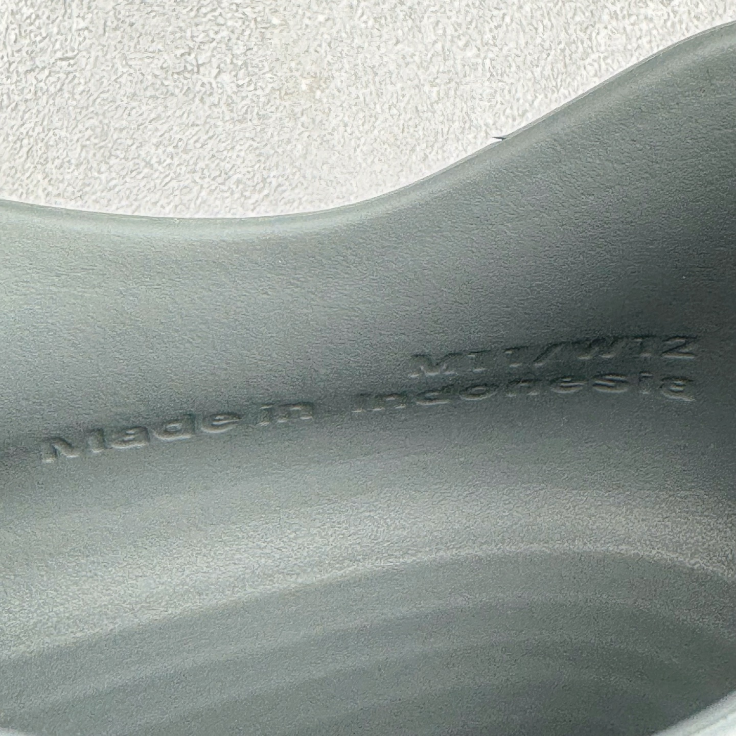 图片[14]-＃Lw纯原 NK ReactX Rejuven8 简约舒适百搭洞洞鞋 FV5060-002 重金购入原鞋及原档案磨具生产指令开发 唯一正确组合大底 组合侧面Logo 鞋头不过分上翘 后跟Logo 凹凸明显 轮廓分明 LOGO内侧钢印清晰工整 原厂磨具全鞋无多余毛边 同源公司EVA粒子环保塑料 原厂指令配方 无任何异味 弹性卡色均保持原鞋一致 匠心打造 鞋口弧度大小 鞋面色泽质感同步原鞋 LOGO内侧钢印清晰工整 从名字就能看出，这款鞋搭载了React X缓震科技，保证了舒适的脚感和轻盈的穿着体验。设计上，这双鞋采用了近几年非常流行的洞洞鞋风格，但特别之处在于加入了波浪纹路细节，让整个鞋型看起来更有立体感，视觉上也增添了几分现代感。尺码：36 36.5 37.5 38 38.5 39 40 40.5 41 42 42.5 43 44 44.5 45 46.5 47.5 48.5-选品中心