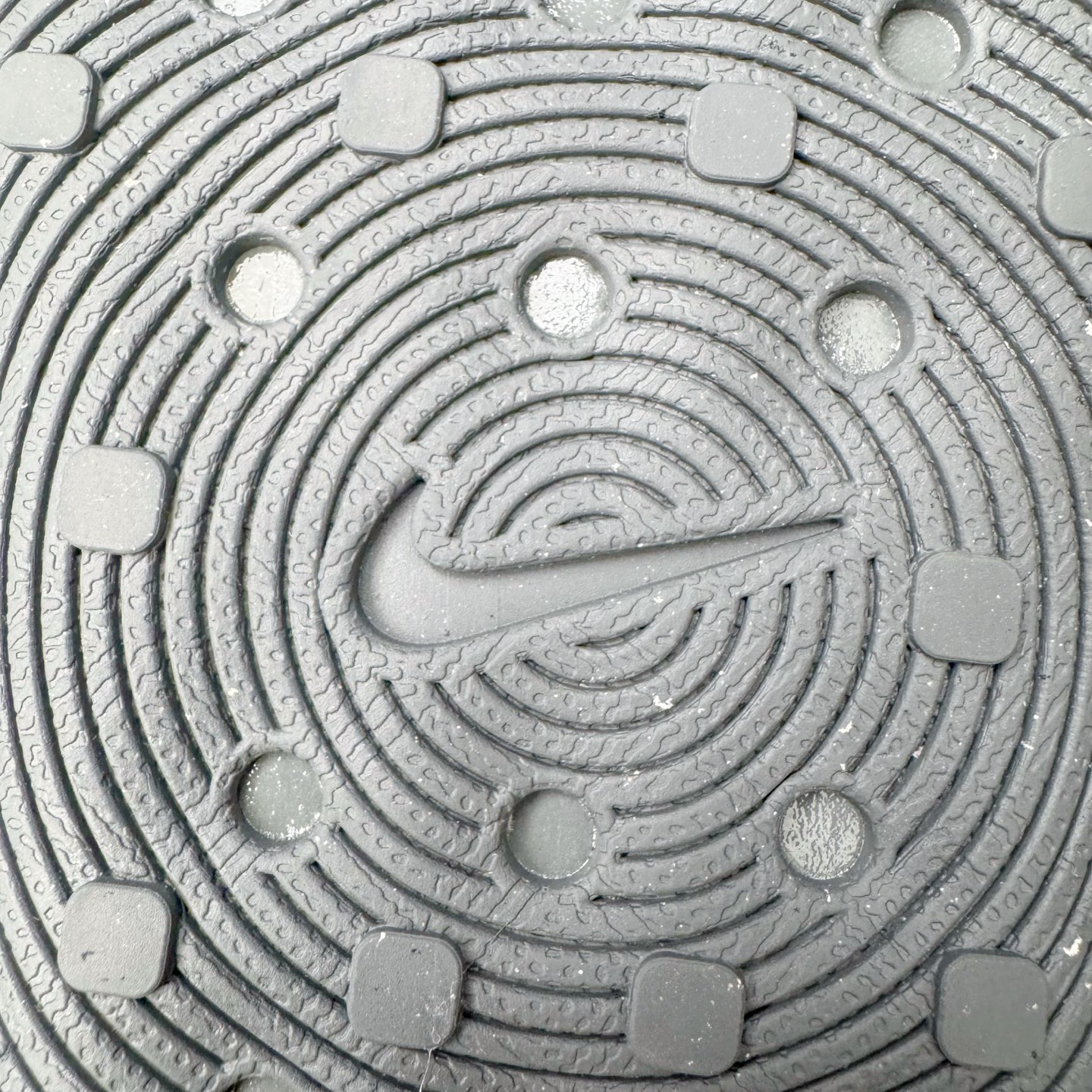 图片[17]-＃Lw纯原 NK ReactX Rejuven8 简约舒适百搭洞洞鞋 FV5060-002 重金购入原鞋及原档案磨具生产指令开发 唯一正确组合大底 组合侧面Logo 鞋头不过分上翘 后跟Logo 凹凸明显 轮廓分明 LOGO内侧钢印清晰工整 原厂磨具全鞋无多余毛边 同源公司EVA粒子环保塑料 原厂指令配方 无任何异味 弹性卡色均保持原鞋一致 匠心打造 鞋口弧度大小 鞋面色泽质感同步原鞋 LOGO内侧钢印清晰工整 从名字就能看出，这款鞋搭载了React X缓震科技，保证了舒适的脚感和轻盈的穿着体验。设计上，这双鞋采用了近几年非常流行的洞洞鞋风格，但特别之处在于加入了波浪纹路细节，让整个鞋型看起来更有立体感，视觉上也增添了几分现代感。尺码：36 36.5 37.5 38 38.5 39 40 40.5 41 42 42.5 43 44 44.5 45 46.5 47.5 48.5-选品中心