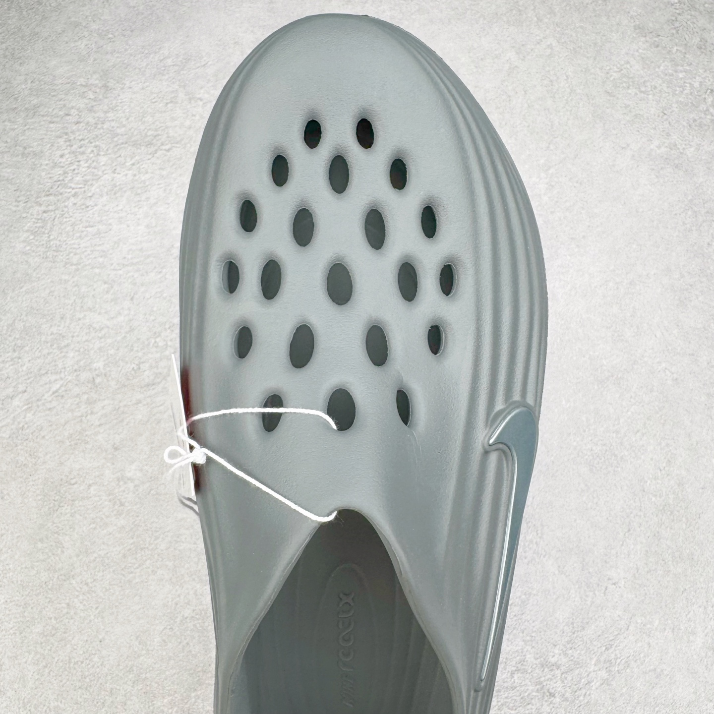 图片[4]-＃Lw纯原 NK ReactX Rejuven8 简约舒适百搭洞洞鞋 FV5060-002 重金购入原鞋及原档案磨具生产指令开发 唯一正确组合大底 组合侧面Logo 鞋头不过分上翘 后跟Logo 凹凸明显 轮廓分明 LOGO内侧钢印清晰工整 原厂磨具全鞋无多余毛边 同源公司EVA粒子环保塑料 原厂指令配方 无任何异味 弹性卡色均保持原鞋一致 匠心打造 鞋口弧度大小 鞋面色泽质感同步原鞋 LOGO内侧钢印清晰工整 从名字就能看出，这款鞋搭载了React X缓震科技，保证了舒适的脚感和轻盈的穿着体验。设计上，这双鞋采用了近几年非常流行的洞洞鞋风格，但特别之处在于加入了波浪纹路细节，让整个鞋型看起来更有立体感，视觉上也增添了几分现代感。尺码：36 36.5 37.5 38 38.5 39 40 40.5 41 42 42.5 43 44 44.5 45 46.5 47.5 48.5-选品中心