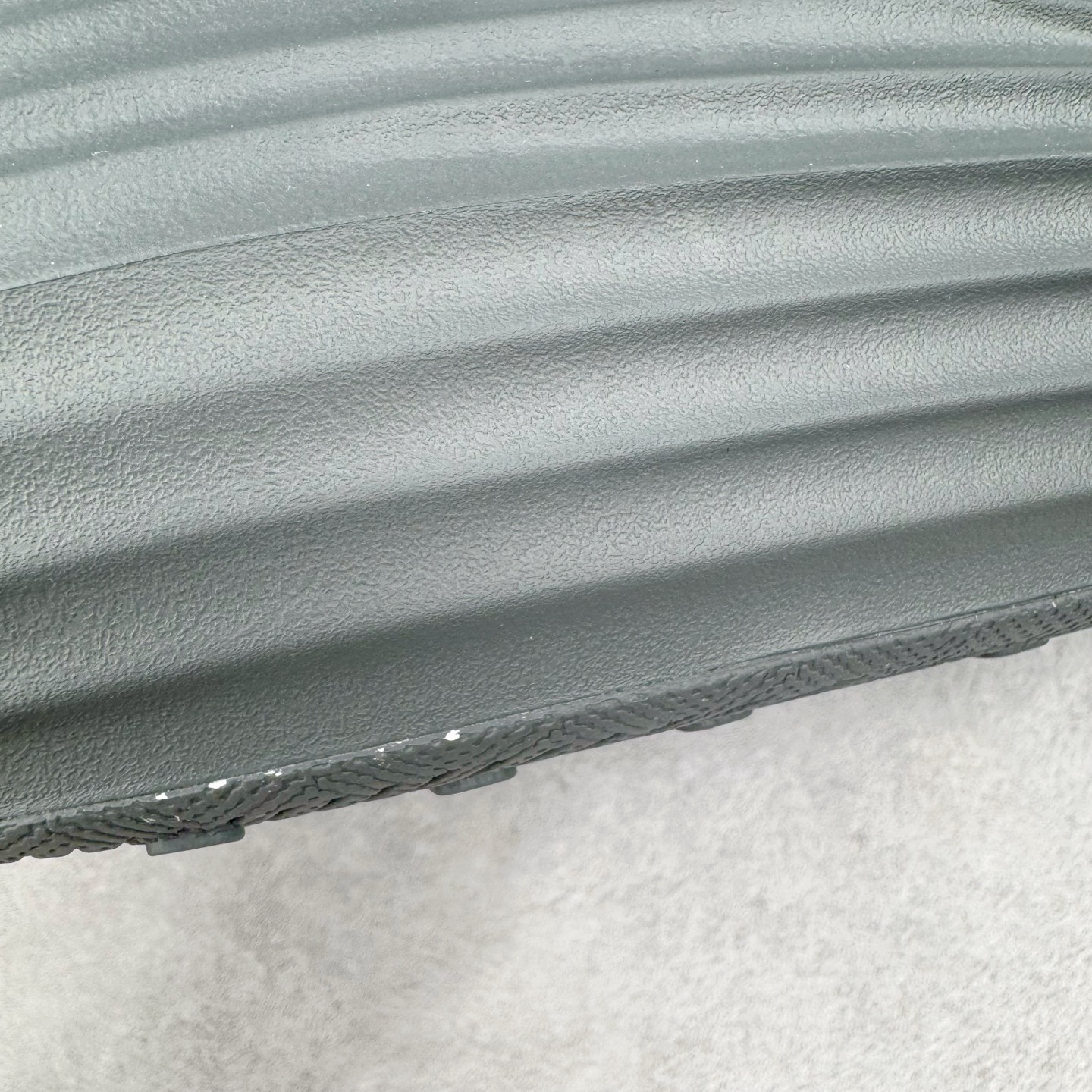 图片[10]-＃Lw纯原 NK ReactX Rejuven8 简约舒适百搭洞洞鞋 FV5060-002 重金购入原鞋及原档案磨具生产指令开发 唯一正确组合大底 组合侧面Logo 鞋头不过分上翘 后跟Logo 凹凸明显 轮廓分明 LOGO内侧钢印清晰工整 原厂磨具全鞋无多余毛边 同源公司EVA粒子环保塑料 原厂指令配方 无任何异味 弹性卡色均保持原鞋一致 匠心打造 鞋口弧度大小 鞋面色泽质感同步原鞋 LOGO内侧钢印清晰工整 从名字就能看出，这款鞋搭载了React X缓震科技，保证了舒适的脚感和轻盈的穿着体验。设计上，这双鞋采用了近几年非常流行的洞洞鞋风格，但特别之处在于加入了波浪纹路细节，让整个鞋型看起来更有立体感，视觉上也增添了几分现代感。尺码：36 36.5 37.5 38 38.5 39 40 40.5 41 42 42.5 43 44 44.5 45 46.5 47.5 48.5-选品中心