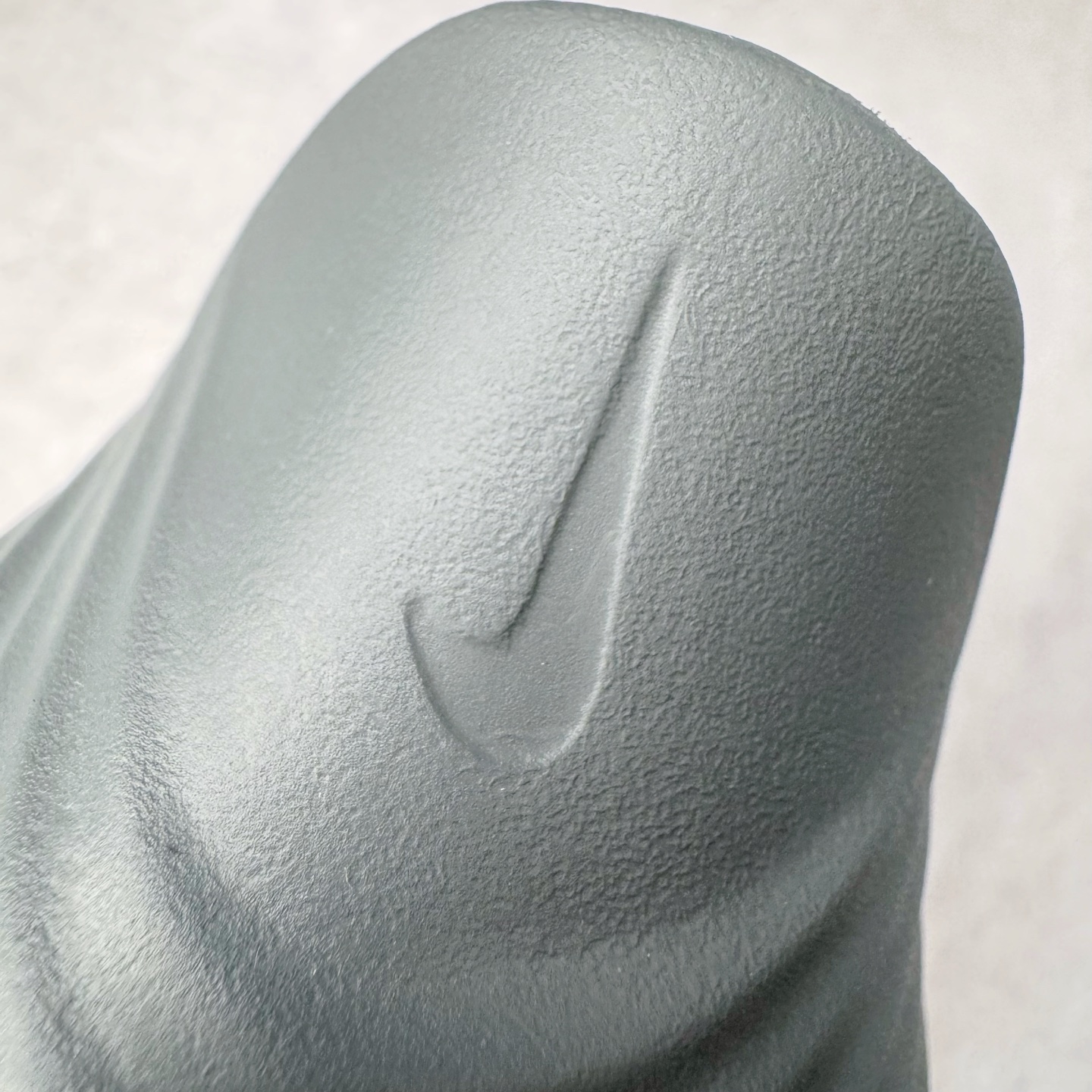 图片[16]-＃Lw纯原 NK ReactX Rejuven8 简约舒适百搭洞洞鞋 FV5060-002 重金购入原鞋及原档案磨具生产指令开发 唯一正确组合大底 组合侧面Logo 鞋头不过分上翘 后跟Logo 凹凸明显 轮廓分明 LOGO内侧钢印清晰工整 原厂磨具全鞋无多余毛边 同源公司EVA粒子环保塑料 原厂指令配方 无任何异味 弹性卡色均保持原鞋一致 匠心打造 鞋口弧度大小 鞋面色泽质感同步原鞋 LOGO内侧钢印清晰工整 从名字就能看出，这款鞋搭载了React X缓震科技，保证了舒适的脚感和轻盈的穿着体验。设计上，这双鞋采用了近几年非常流行的洞洞鞋风格，但特别之处在于加入了波浪纹路细节，让整个鞋型看起来更有立体感，视觉上也增添了几分现代感。尺码：36 36.5 37.5 38 38.5 39 40 40.5 41 42 42.5 43 44 44.5 45 46.5 47.5 48.5-选品中心