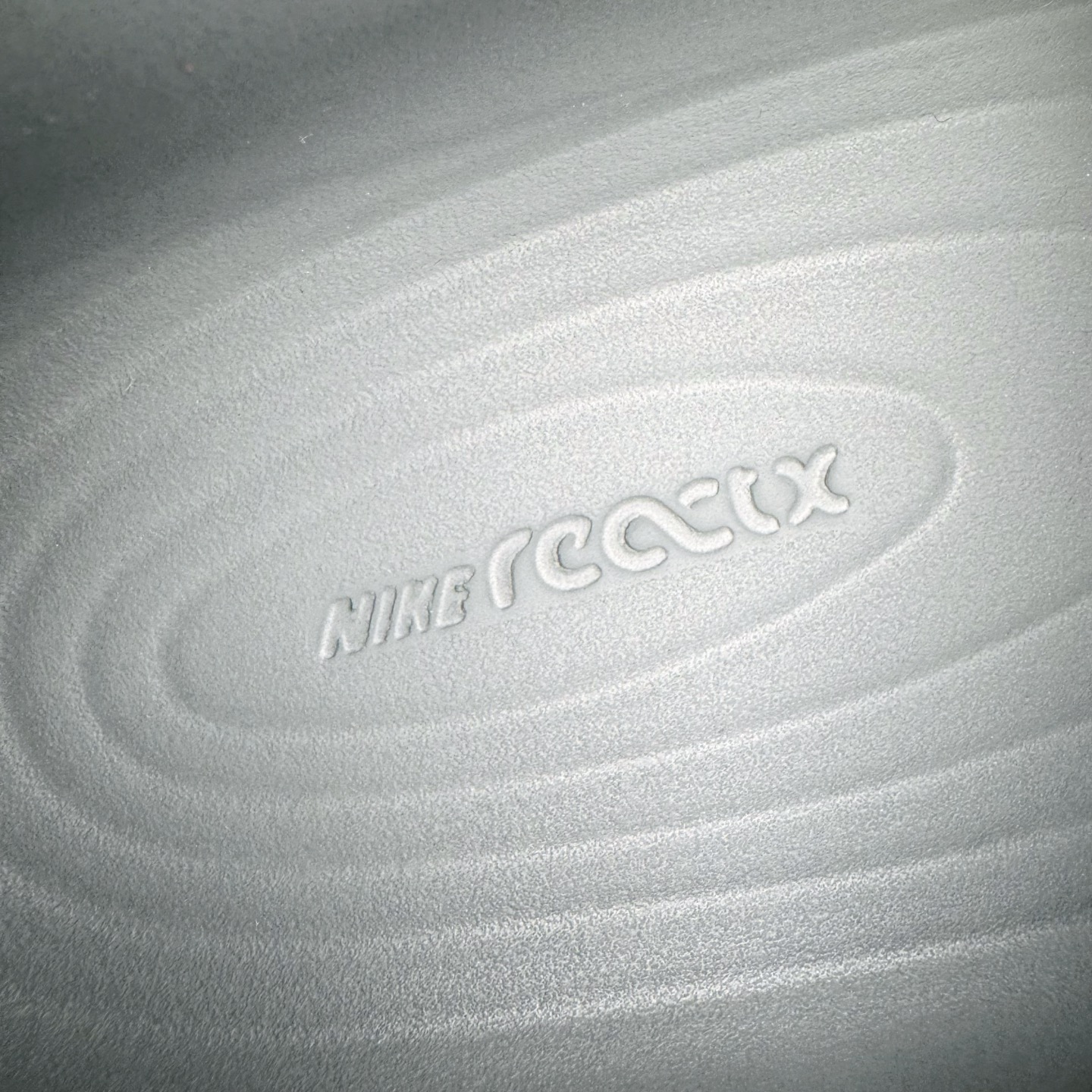 图片[13]-＃Lw纯原 NK ReactX Rejuven8 简约舒适百搭洞洞鞋 FV5060-002 重金购入原鞋及原档案磨具生产指令开发 唯一正确组合大底 组合侧面Logo 鞋头不过分上翘 后跟Logo 凹凸明显 轮廓分明 LOGO内侧钢印清晰工整 原厂磨具全鞋无多余毛边 同源公司EVA粒子环保塑料 原厂指令配方 无任何异味 弹性卡色均保持原鞋一致 匠心打造 鞋口弧度大小 鞋面色泽质感同步原鞋 LOGO内侧钢印清晰工整 从名字就能看出，这款鞋搭载了React X缓震科技，保证了舒适的脚感和轻盈的穿着体验。设计上，这双鞋采用了近几年非常流行的洞洞鞋风格，但特别之处在于加入了波浪纹路细节，让整个鞋型看起来更有立体感，视觉上也增添了几分现代感。尺码：36 36.5 37.5 38 38.5 39 40 40.5 41 42 42.5 43 44 44.5 45 46.5 47.5 48.5-选品中心