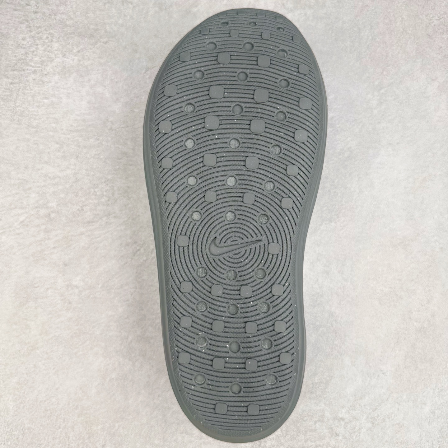 图片[9]-＃Lw纯原 NK ReactX Rejuven8 简约舒适百搭洞洞鞋 FV5060-002 重金购入原鞋及原档案磨具生产指令开发 唯一正确组合大底 组合侧面Logo 鞋头不过分上翘 后跟Logo 凹凸明显 轮廓分明 LOGO内侧钢印清晰工整 原厂磨具全鞋无多余毛边 同源公司EVA粒子环保塑料 原厂指令配方 无任何异味 弹性卡色均保持原鞋一致 匠心打造 鞋口弧度大小 鞋面色泽质感同步原鞋 LOGO内侧钢印清晰工整 从名字就能看出，这款鞋搭载了React X缓震科技，保证了舒适的脚感和轻盈的穿着体验。设计上，这双鞋采用了近几年非常流行的洞洞鞋风格，但特别之处在于加入了波浪纹路细节，让整个鞋型看起来更有立体感，视觉上也增添了几分现代感。尺码：36 36.5 37.5 38 38.5 39 40 40.5 41 42 42.5 43 44 44.5 45 46.5 47.5 48.5-选品中心