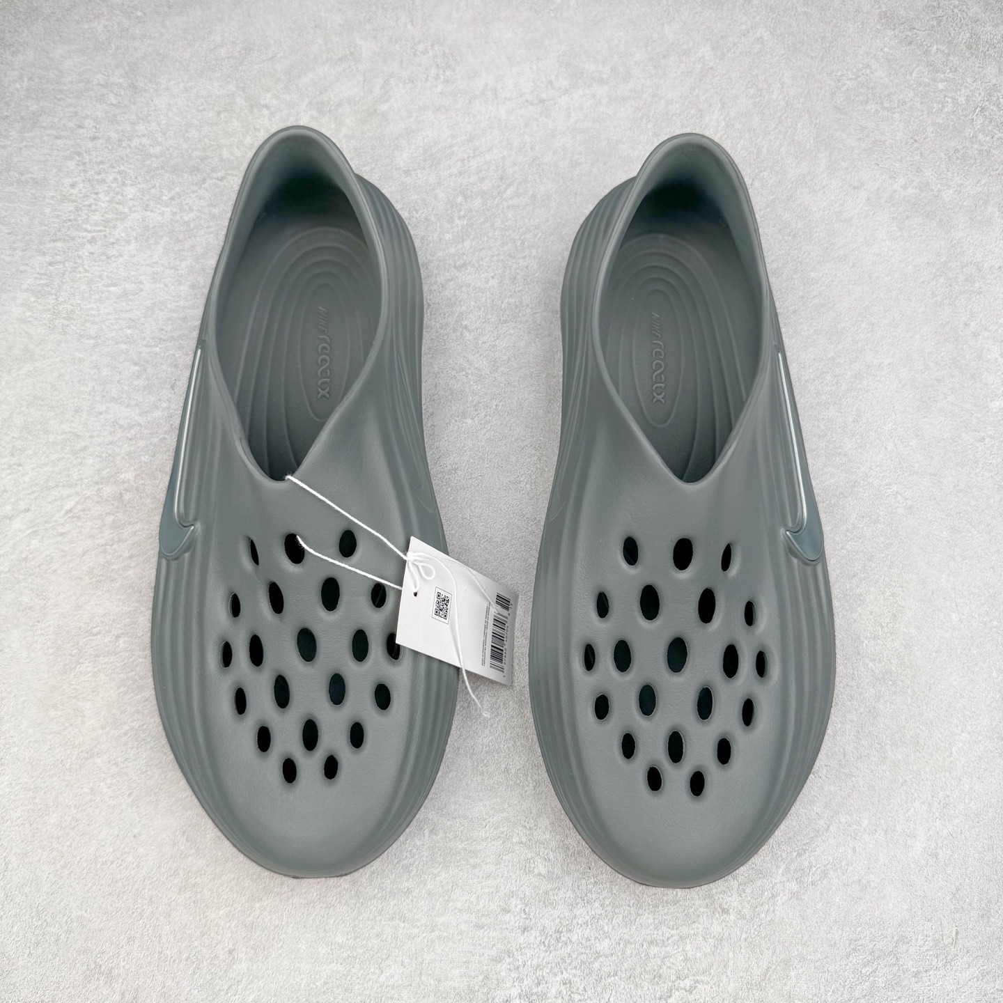 图片[2]-＃Lw纯原 NK ReactX Rejuven8 简约舒适百搭洞洞鞋 FV5060-002 重金购入原鞋及原档案磨具生产指令开发 唯一正确组合大底 组合侧面Logo 鞋头不过分上翘 后跟Logo 凹凸明显 轮廓分明 LOGO内侧钢印清晰工整 原厂磨具全鞋无多余毛边 同源公司EVA粒子环保塑料 原厂指令配方 无任何异味 弹性卡色均保持原鞋一致 匠心打造 鞋口弧度大小 鞋面色泽质感同步原鞋 LOGO内侧钢印清晰工整 从名字就能看出，这款鞋搭载了React X缓震科技，保证了舒适的脚感和轻盈的穿着体验。设计上，这双鞋采用了近几年非常流行的洞洞鞋风格，但特别之处在于加入了波浪纹路细节，让整个鞋型看起来更有立体感，视觉上也增添了几分现代感。尺码：36 36.5 37.5 38 38.5 39 40 40.5 41 42 42.5 43 44 44.5 45 46.5 47.5 48.5-选品中心