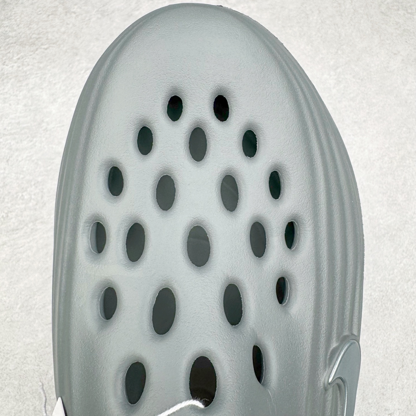 图片[11]-＃Lw纯原 NK ReactX Rejuven8 简约舒适百搭洞洞鞋 FV5060-002 重金购入原鞋及原档案磨具生产指令开发 唯一正确组合大底 组合侧面Logo 鞋头不过分上翘 后跟Logo 凹凸明显 轮廓分明 LOGO内侧钢印清晰工整 原厂磨具全鞋无多余毛边 同源公司EVA粒子环保塑料 原厂指令配方 无任何异味 弹性卡色均保持原鞋一致 匠心打造 鞋口弧度大小 鞋面色泽质感同步原鞋 LOGO内侧钢印清晰工整 从名字就能看出，这款鞋搭载了React X缓震科技，保证了舒适的脚感和轻盈的穿着体验。设计上，这双鞋采用了近几年非常流行的洞洞鞋风格，但特别之处在于加入了波浪纹路细节，让整个鞋型看起来更有立体感，视觉上也增添了几分现代感。尺码：36 36.5 37.5 38 38.5 39 40 40.5 41 42 42.5 43 44 44.5 45 46.5 47.5 48.5-选品中心