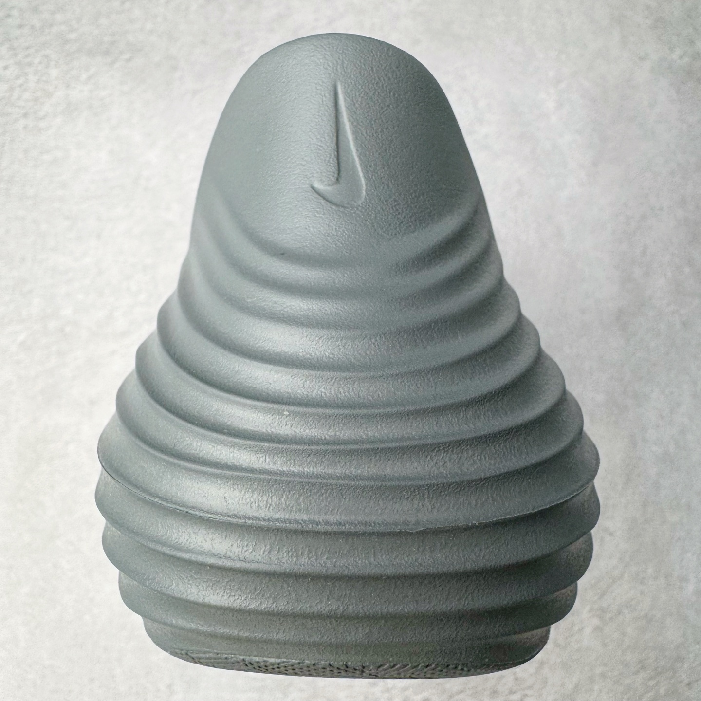 图片[8]-＃Lw纯原 NK ReactX Rejuven8 简约舒适百搭洞洞鞋 FV5060-002 重金购入原鞋及原档案磨具生产指令开发 唯一正确组合大底 组合侧面Logo 鞋头不过分上翘 后跟Logo 凹凸明显 轮廓分明 LOGO内侧钢印清晰工整 原厂磨具全鞋无多余毛边 同源公司EVA粒子环保塑料 原厂指令配方 无任何异味 弹性卡色均保持原鞋一致 匠心打造 鞋口弧度大小 鞋面色泽质感同步原鞋 LOGO内侧钢印清晰工整 从名字就能看出，这款鞋搭载了React X缓震科技，保证了舒适的脚感和轻盈的穿着体验。设计上，这双鞋采用了近几年非常流行的洞洞鞋风格，但特别之处在于加入了波浪纹路细节，让整个鞋型看起来更有立体感，视觉上也增添了几分现代感。尺码：36 36.5 37.5 38 38.5 39 40 40.5 41 42 42.5 43 44 44.5 45 46.5 47.5 48.5-选品中心