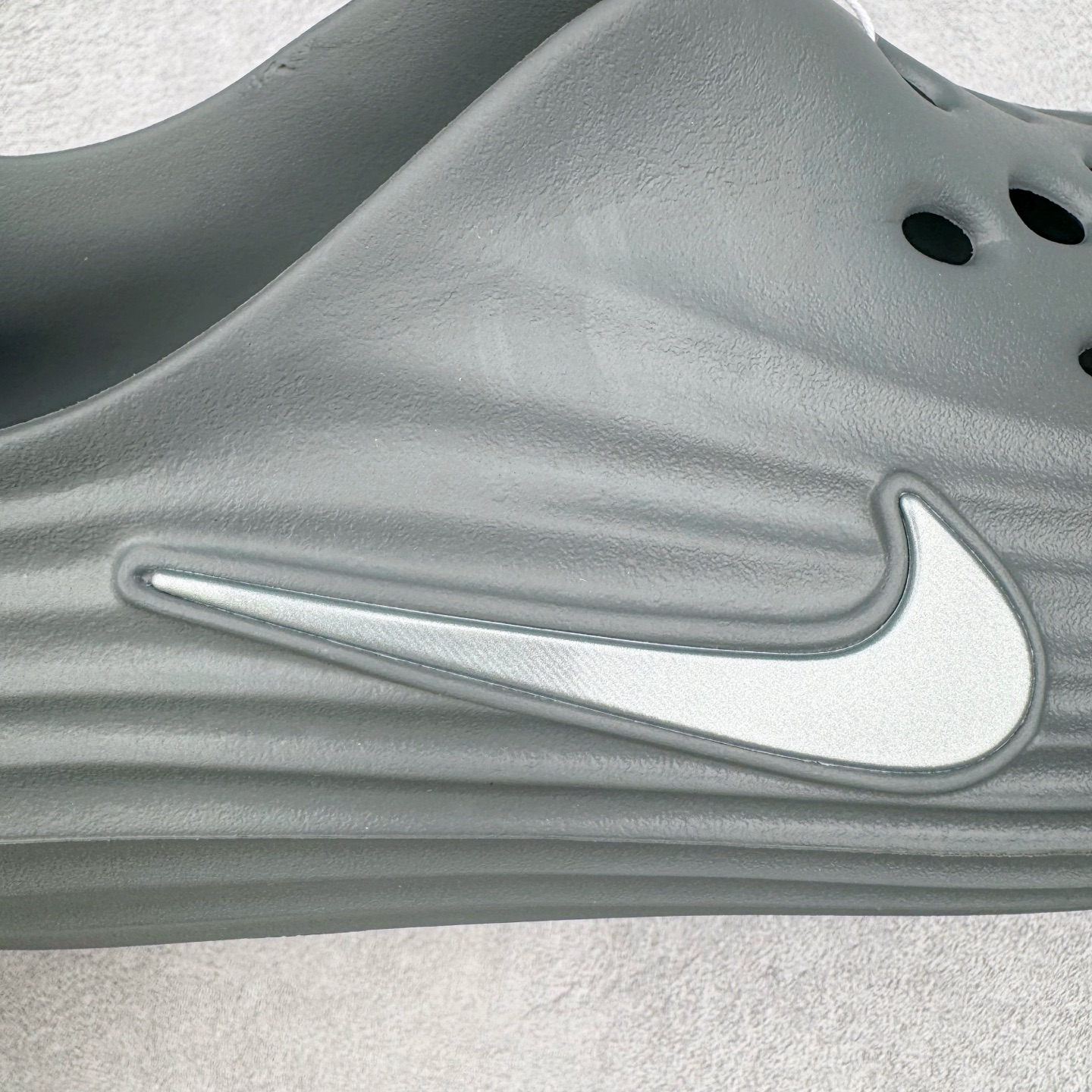 图片[12]-＃Lw纯原 NK ReactX Rejuven8 简约舒适百搭洞洞鞋 FV5060-002 重金购入原鞋及原档案磨具生产指令开发 唯一正确组合大底 组合侧面Logo 鞋头不过分上翘 后跟Logo 凹凸明显 轮廓分明 LOGO内侧钢印清晰工整 原厂磨具全鞋无多余毛边 同源公司EVA粒子环保塑料 原厂指令配方 无任何异味 弹性卡色均保持原鞋一致 匠心打造 鞋口弧度大小 鞋面色泽质感同步原鞋 LOGO内侧钢印清晰工整 从名字就能看出，这款鞋搭载了React X缓震科技，保证了舒适的脚感和轻盈的穿着体验。设计上，这双鞋采用了近几年非常流行的洞洞鞋风格，但特别之处在于加入了波浪纹路细节，让整个鞋型看起来更有立体感，视觉上也增添了几分现代感。尺码：36 36.5 37.5 38 38.5 39 40 40.5 41 42 42.5 43 44 44.5 45 46.5 47.5 48.5-选品中心