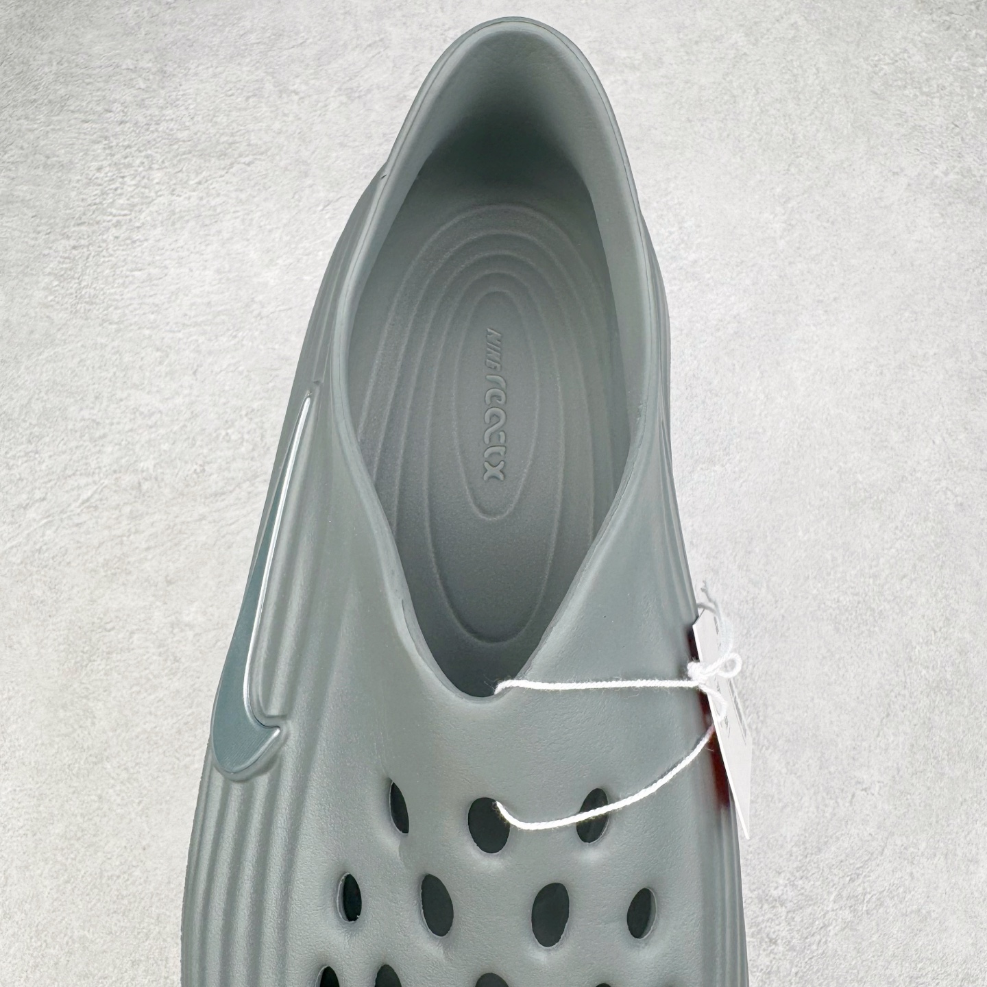 图片[5]-＃Lw纯原 NK ReactX Rejuven8 简约舒适百搭洞洞鞋 FV5060-002 重金购入原鞋及原档案磨具生产指令开发 唯一正确组合大底 组合侧面Logo 鞋头不过分上翘 后跟Logo 凹凸明显 轮廓分明 LOGO内侧钢印清晰工整 原厂磨具全鞋无多余毛边 同源公司EVA粒子环保塑料 原厂指令配方 无任何异味 弹性卡色均保持原鞋一致 匠心打造 鞋口弧度大小 鞋面色泽质感同步原鞋 LOGO内侧钢印清晰工整 从名字就能看出，这款鞋搭载了React X缓震科技，保证了舒适的脚感和轻盈的穿着体验。设计上，这双鞋采用了近几年非常流行的洞洞鞋风格，但特别之处在于加入了波浪纹路细节，让整个鞋型看起来更有立体感，视觉上也增添了几分现代感。尺码：36 36.5 37.5 38 38.5 39 40 40.5 41 42 42.5 43 44 44.5 45 46.5 47.5 48.5-选品中心