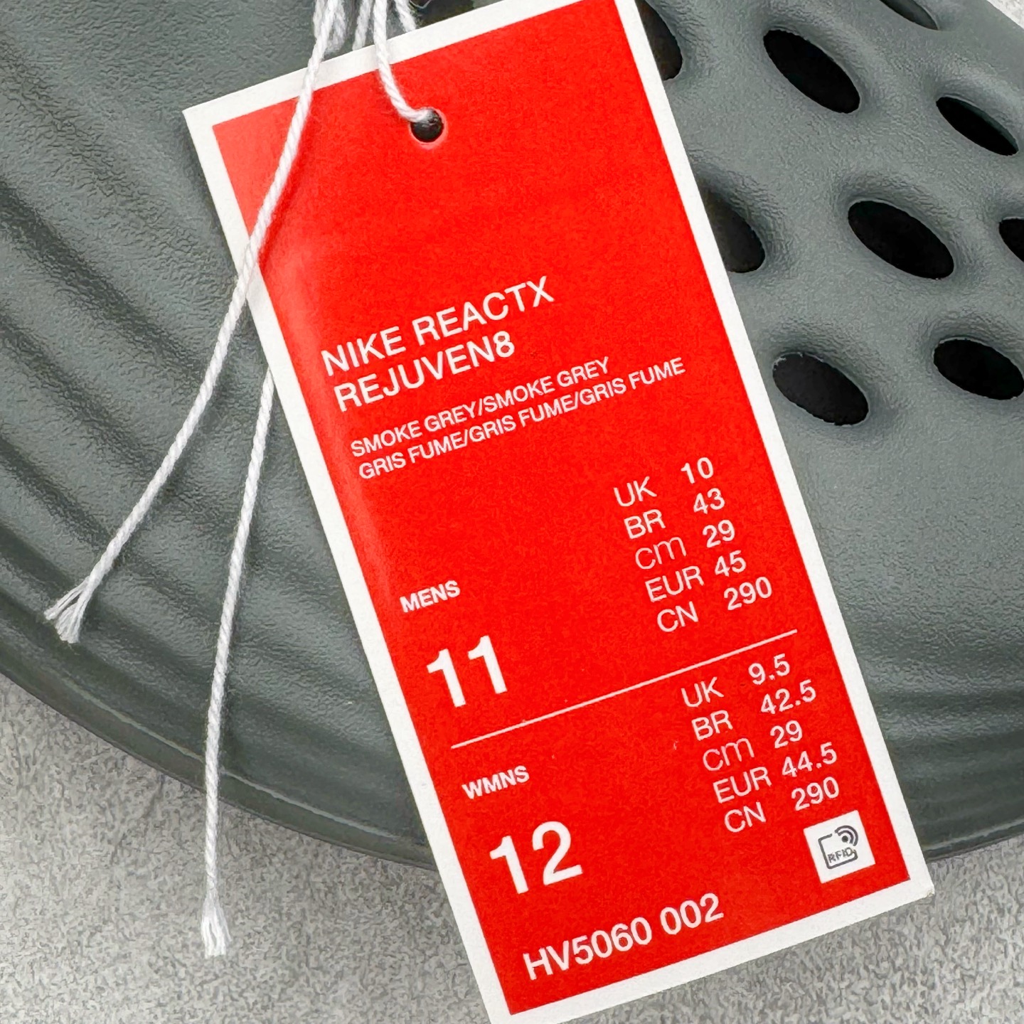 图片[18]-＃Lw纯原 NK ReactX Rejuven8 简约舒适百搭洞洞鞋 FV5060-002 重金购入原鞋及原档案磨具生产指令开发 唯一正确组合大底 组合侧面Logo 鞋头不过分上翘 后跟Logo 凹凸明显 轮廓分明 LOGO内侧钢印清晰工整 原厂磨具全鞋无多余毛边 同源公司EVA粒子环保塑料 原厂指令配方 无任何异味 弹性卡色均保持原鞋一致 匠心打造 鞋口弧度大小 鞋面色泽质感同步原鞋 LOGO内侧钢印清晰工整 从名字就能看出，这款鞋搭载了React X缓震科技，保证了舒适的脚感和轻盈的穿着体验。设计上，这双鞋采用了近几年非常流行的洞洞鞋风格，但特别之处在于加入了波浪纹路细节，让整个鞋型看起来更有立体感，视觉上也增添了几分现代感。尺码：36 36.5 37.5 38 38.5 39 40 40.5 41 42 42.5 43 44 44.5 45 46.5 47.5 48.5-选品中心