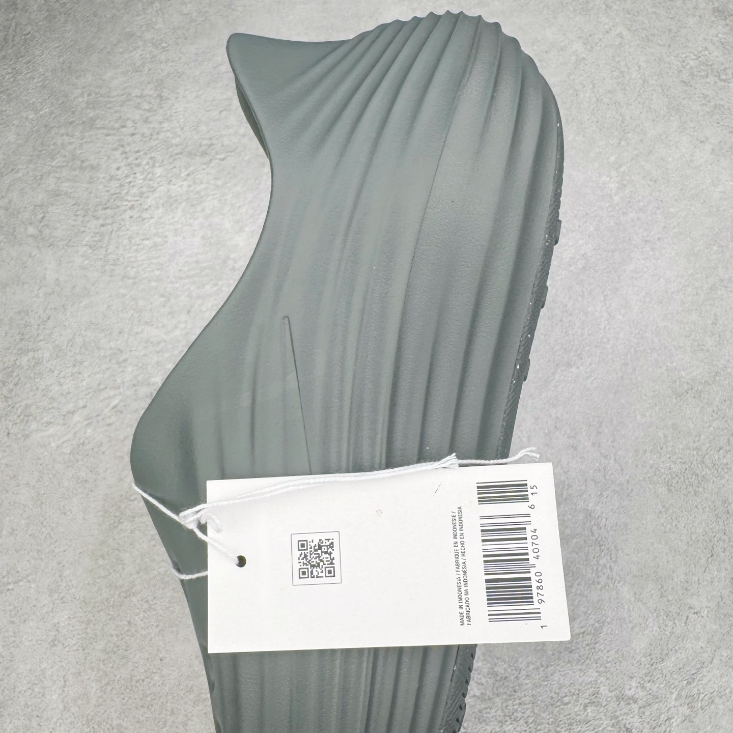 图片[7]-＃Lw纯原 NK ReactX Rejuven8 简约舒适百搭洞洞鞋 FV5060-002 重金购入原鞋及原档案磨具生产指令开发 唯一正确组合大底 组合侧面Logo 鞋头不过分上翘 后跟Logo 凹凸明显 轮廓分明 LOGO内侧钢印清晰工整 原厂磨具全鞋无多余毛边 同源公司EVA粒子环保塑料 原厂指令配方 无任何异味 弹性卡色均保持原鞋一致 匠心打造 鞋口弧度大小 鞋面色泽质感同步原鞋 LOGO内侧钢印清晰工整 从名字就能看出，这款鞋搭载了React X缓震科技，保证了舒适的脚感和轻盈的穿着体验。设计上，这双鞋采用了近几年非常流行的洞洞鞋风格，但特别之处在于加入了波浪纹路细节，让整个鞋型看起来更有立体感，视觉上也增添了几分现代感。尺码：36 36.5 37.5 38 38.5 39 40 40.5 41 42 42.5 43 44 44.5 45 46.5 47.5 48.5-选品中心