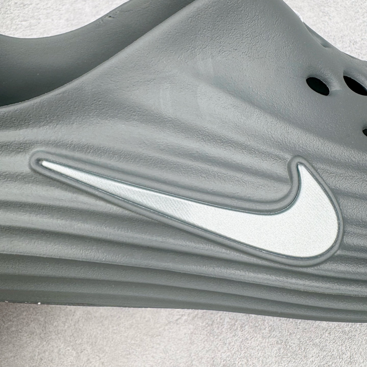 图片[15]-＃Lw纯原 NK ReactX Rejuven8 简约舒适百搭洞洞鞋 FV5060-002 重金购入原鞋及原档案磨具生产指令开发 唯一正确组合大底 组合侧面Logo 鞋头不过分上翘 后跟Logo 凹凸明显 轮廓分明 LOGO内侧钢印清晰工整 原厂磨具全鞋无多余毛边 同源公司EVA粒子环保塑料 原厂指令配方 无任何异味 弹性卡色均保持原鞋一致 匠心打造 鞋口弧度大小 鞋面色泽质感同步原鞋 LOGO内侧钢印清晰工整 从名字就能看出，这款鞋搭载了React X缓震科技，保证了舒适的脚感和轻盈的穿着体验。设计上，这双鞋采用了近几年非常流行的洞洞鞋风格，但特别之处在于加入了波浪纹路细节，让整个鞋型看起来更有立体感，视觉上也增添了几分现代感。尺码：36 36.5 37.5 38 38.5 39 40 40.5 41 42 42.5 43 44 44.5 45 46.5 47.5 48.5-选品中心