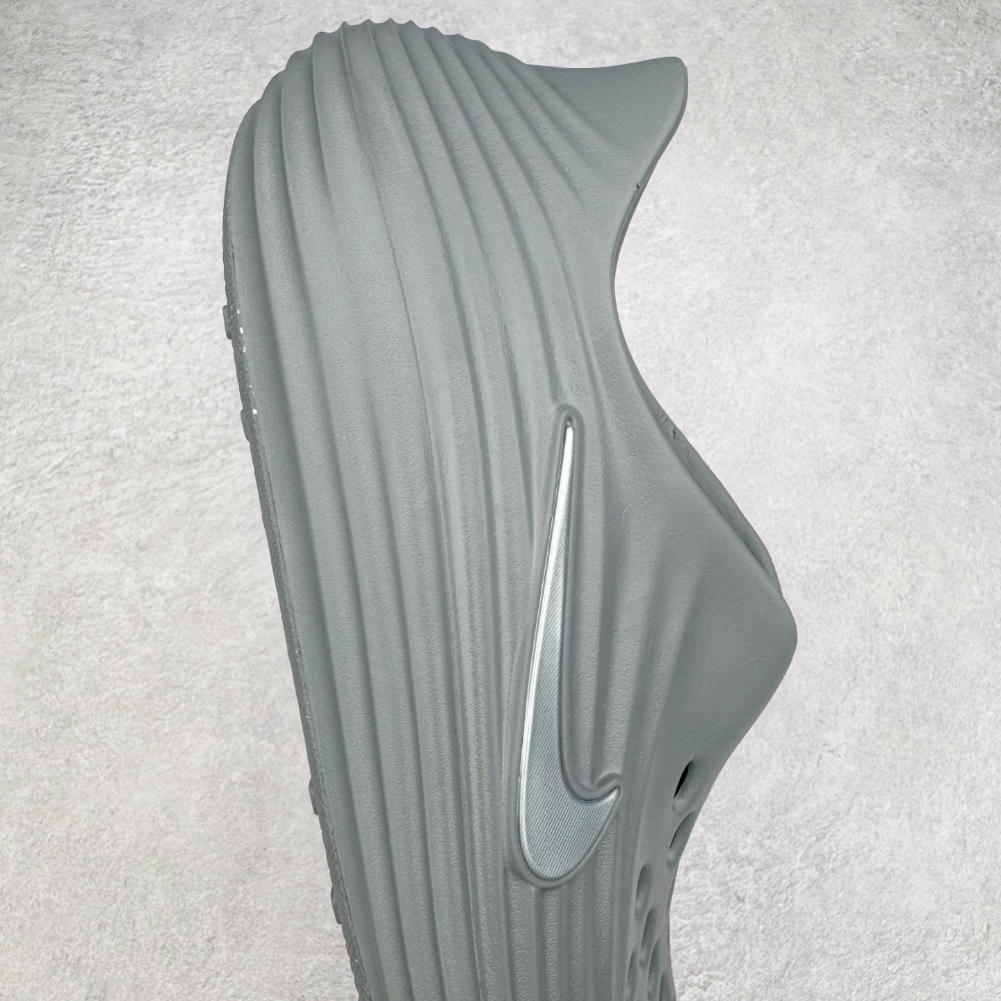 图片[6]-＃Lw纯原 NK ReactX Rejuven8 简约舒适百搭洞洞鞋 FV5060-002 重金购入原鞋及原档案磨具生产指令开发 唯一正确组合大底 组合侧面Logo 鞋头不过分上翘 后跟Logo 凹凸明显 轮廓分明 LOGO内侧钢印清晰工整 原厂磨具全鞋无多余毛边 同源公司EVA粒子环保塑料 原厂指令配方 无任何异味 弹性卡色均保持原鞋一致 匠心打造 鞋口弧度大小 鞋面色泽质感同步原鞋 LOGO内侧钢印清晰工整 从名字就能看出，这款鞋搭载了React X缓震科技，保证了舒适的脚感和轻盈的穿着体验。设计上，这双鞋采用了近几年非常流行的洞洞鞋风格，但特别之处在于加入了波浪纹路细节，让整个鞋型看起来更有立体感，视觉上也增添了几分现代感。尺码：36 36.5 37.5 38 38.5 39 40 40.5 41 42 42.5 43 44 44.5 45 46.5 47.5 48.5-选品中心