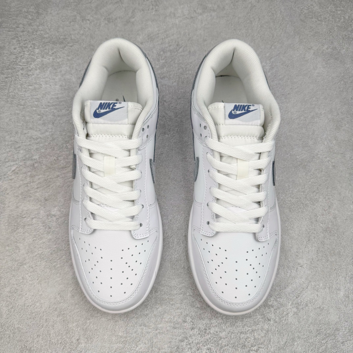 图片[2]-＃YC纯原 NK Dunk Low 可燃冰 白灰 IH0632-141 实力大厂出品 新配色陆续开发 利润个位数只为口碑 全套原纸板楦头开发 确保原汁原味 完美呈现DUNK版型 一比一鞋头弧度高度鞋身弧度 此版本只针对中端市场 皮料材质有所更替 其他数据细节工艺流程均保持一致 绝不口嗨 细节品控鞋型随意对比 独家私模官方第六代原厂航空铝磨具打磨大底 鞋头坡度极致还原 无解鞋型 原盒原配 圈内天花板工艺 原厂玻璃冲刀 超高清洁度 全鞋零毛边皮料切割 原厂中底布点胶 中底布拉帮走线遵循公司 尺码：36 36.5 37.5 38 38.5 39 40 40.5 41 42 42.5 43 44 44.5 45 46-选品中心