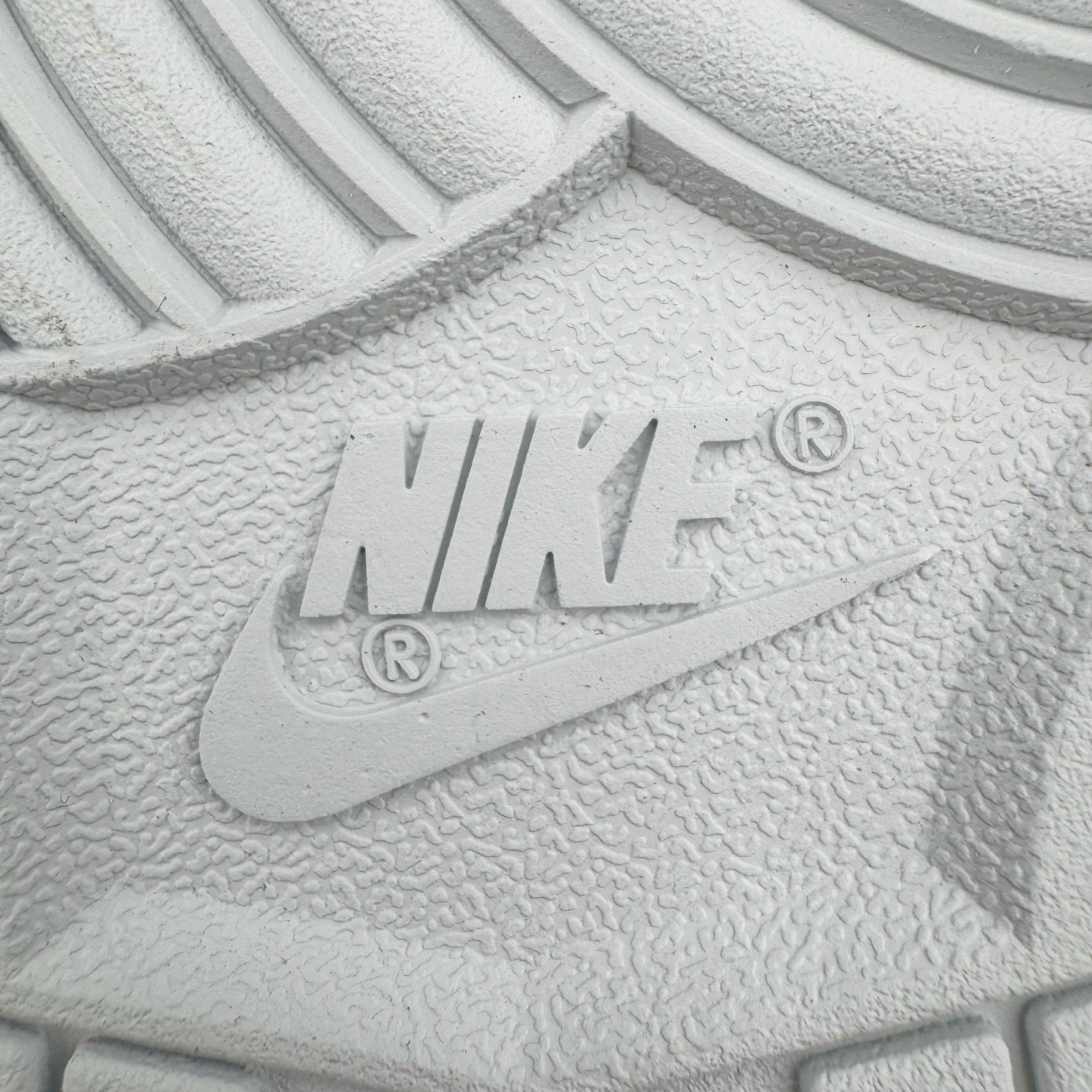 图片[20]-＃YC纯原 NK Dunk Low 可燃冰 白灰 IH0632-141 实力大厂出品 新配色陆续开发 利润个位数只为口碑 全套原纸板楦头开发 确保原汁原味 完美呈现DUNK版型 一比一鞋头弧度高度鞋身弧度 此版本只针对中端市场 皮料材质有所更替 其他数据细节工艺流程均保持一致 绝不口嗨 细节品控鞋型随意对比 独家私模官方第六代原厂航空铝磨具打磨大底 鞋头坡度极致还原 无解鞋型 原盒原配 圈内天花板工艺 原厂玻璃冲刀 超高清洁度 全鞋零毛边皮料切割 原厂中底布点胶 中底布拉帮走线遵循公司 尺码：36 36.5 37.5 38 38.5 39 40 40.5 41 42 42.5 43 44 44.5 45 46-选品中心