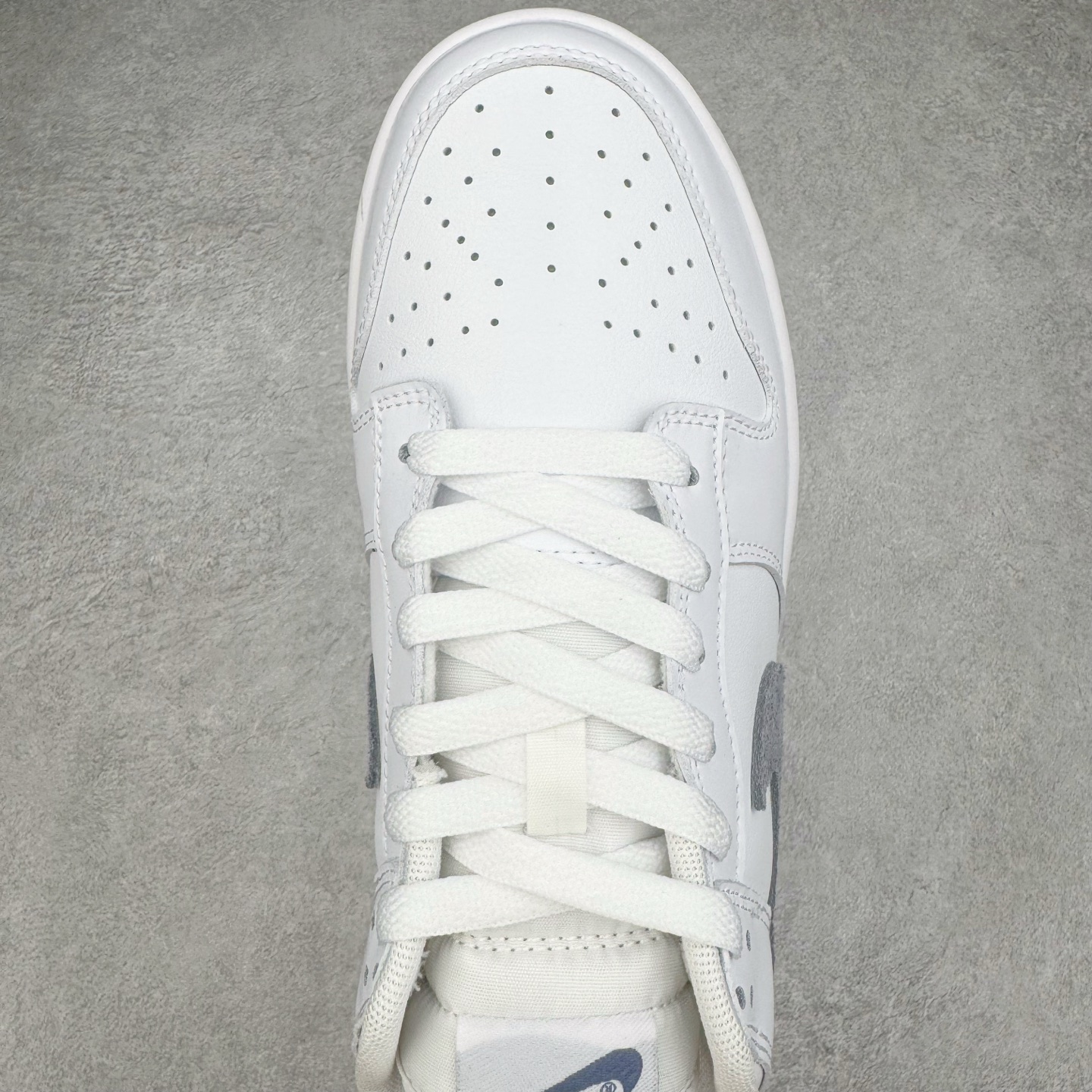 图片[4]-＃YC纯原 NK Dunk Low 可燃冰 白灰 IH0632-141 实力大厂出品 新配色陆续开发 利润个位数只为口碑 全套原纸板楦头开发 确保原汁原味 完美呈现DUNK版型 一比一鞋头弧度高度鞋身弧度 此版本只针对中端市场 皮料材质有所更替 其他数据细节工艺流程均保持一致 绝不口嗨 细节品控鞋型随意对比 独家私模官方第六代原厂航空铝磨具打磨大底 鞋头坡度极致还原 无解鞋型 原盒原配 圈内天花板工艺 原厂玻璃冲刀 超高清洁度 全鞋零毛边皮料切割 原厂中底布点胶 中底布拉帮走线遵循公司 尺码：36 36.5 37.5 38 38.5 39 40 40.5 41 42 42.5 43 44 44.5 45 46-选品中心