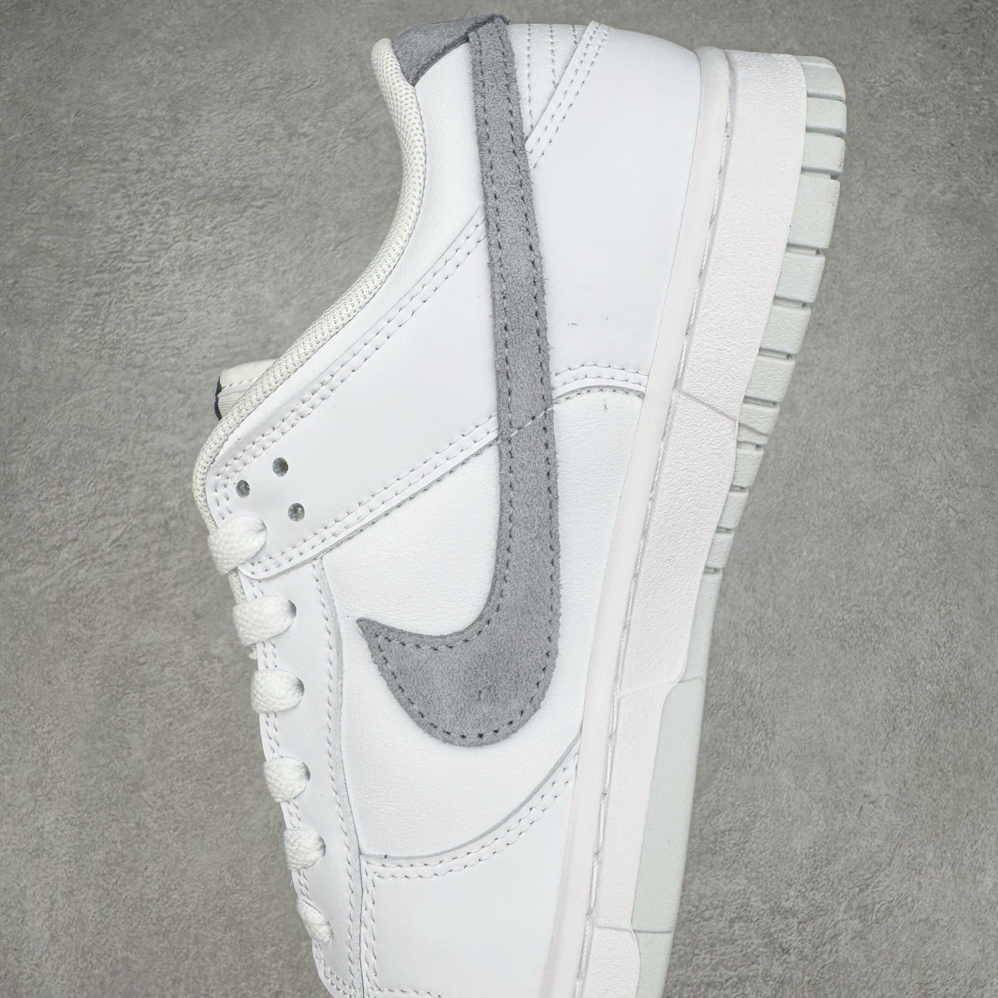 图片[7]-＃YC纯原 NK Dunk Low 可燃冰 白灰 IH0632-141 实力大厂出品 新配色陆续开发 利润个位数只为口碑 全套原纸板楦头开发 确保原汁原味 完美呈现DUNK版型 一比一鞋头弧度高度鞋身弧度 此版本只针对中端市场 皮料材质有所更替 其他数据细节工艺流程均保持一致 绝不口嗨 细节品控鞋型随意对比 独家私模官方第六代原厂航空铝磨具打磨大底 鞋头坡度极致还原 无解鞋型 原盒原配 圈内天花板工艺 原厂玻璃冲刀 超高清洁度 全鞋零毛边皮料切割 原厂中底布点胶 中底布拉帮走线遵循公司 尺码：36 36.5 37.5 38 38.5 39 40 40.5 41 42 42.5 43 44 44.5 45 46-选品中心