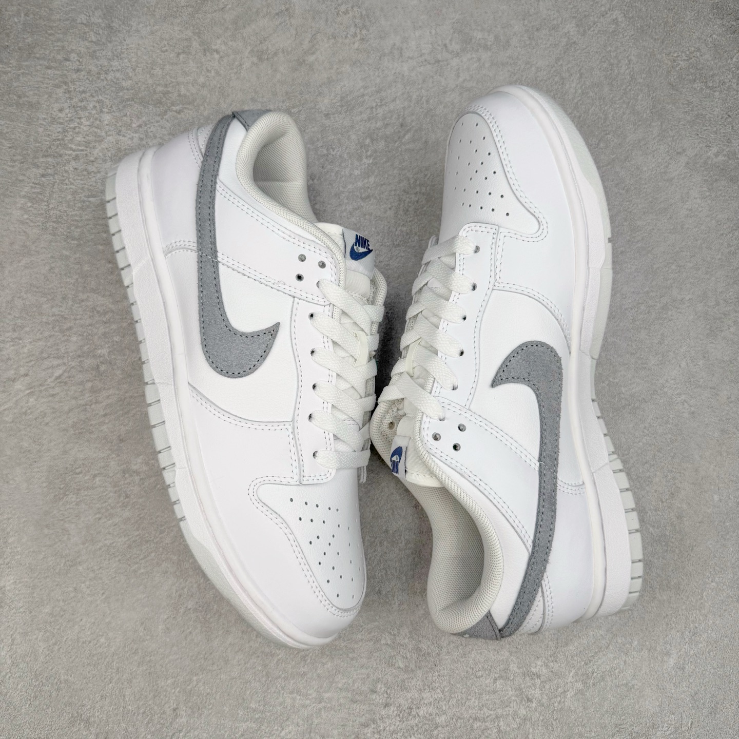 图片[3]-＃YC纯原 NK Dunk Low 可燃冰 白灰 IH0632-141 实力大厂出品 新配色陆续开发 利润个位数只为口碑 全套原纸板楦头开发 确保原汁原味 完美呈现DUNK版型 一比一鞋头弧度高度鞋身弧度 此版本只针对中端市场 皮料材质有所更替 其他数据细节工艺流程均保持一致 绝不口嗨 细节品控鞋型随意对比 独家私模官方第六代原厂航空铝磨具打磨大底 鞋头坡度极致还原 无解鞋型 原盒原配 圈内天花板工艺 原厂玻璃冲刀 超高清洁度 全鞋零毛边皮料切割 原厂中底布点胶 中底布拉帮走线遵循公司 尺码：36 36.5 37.5 38 38.5 39 40 40.5 41 42 42.5 43 44 44.5 45 46-选品中心