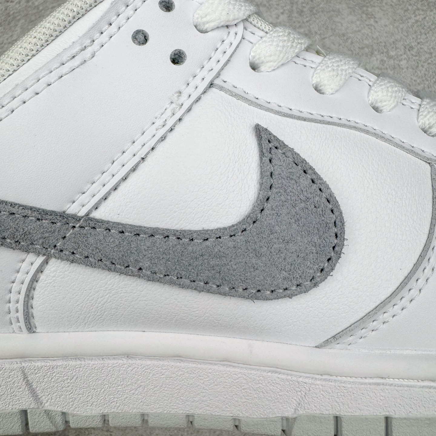 图片[18]-＃YC纯原 NK Dunk Low 可燃冰 白灰 IH0632-141 实力大厂出品 新配色陆续开发 利润个位数只为口碑 全套原纸板楦头开发 确保原汁原味 完美呈现DUNK版型 一比一鞋头弧度高度鞋身弧度 此版本只针对中端市场 皮料材质有所更替 其他数据细节工艺流程均保持一致 绝不口嗨 细节品控鞋型随意对比 独家私模官方第六代原厂航空铝磨具打磨大底 鞋头坡度极致还原 无解鞋型 原盒原配 圈内天花板工艺 原厂玻璃冲刀 超高清洁度 全鞋零毛边皮料切割 原厂中底布点胶 中底布拉帮走线遵循公司 尺码：36 36.5 37.5 38 38.5 39 40 40.5 41 42 42.5 43 44 44.5 45 46-选品中心