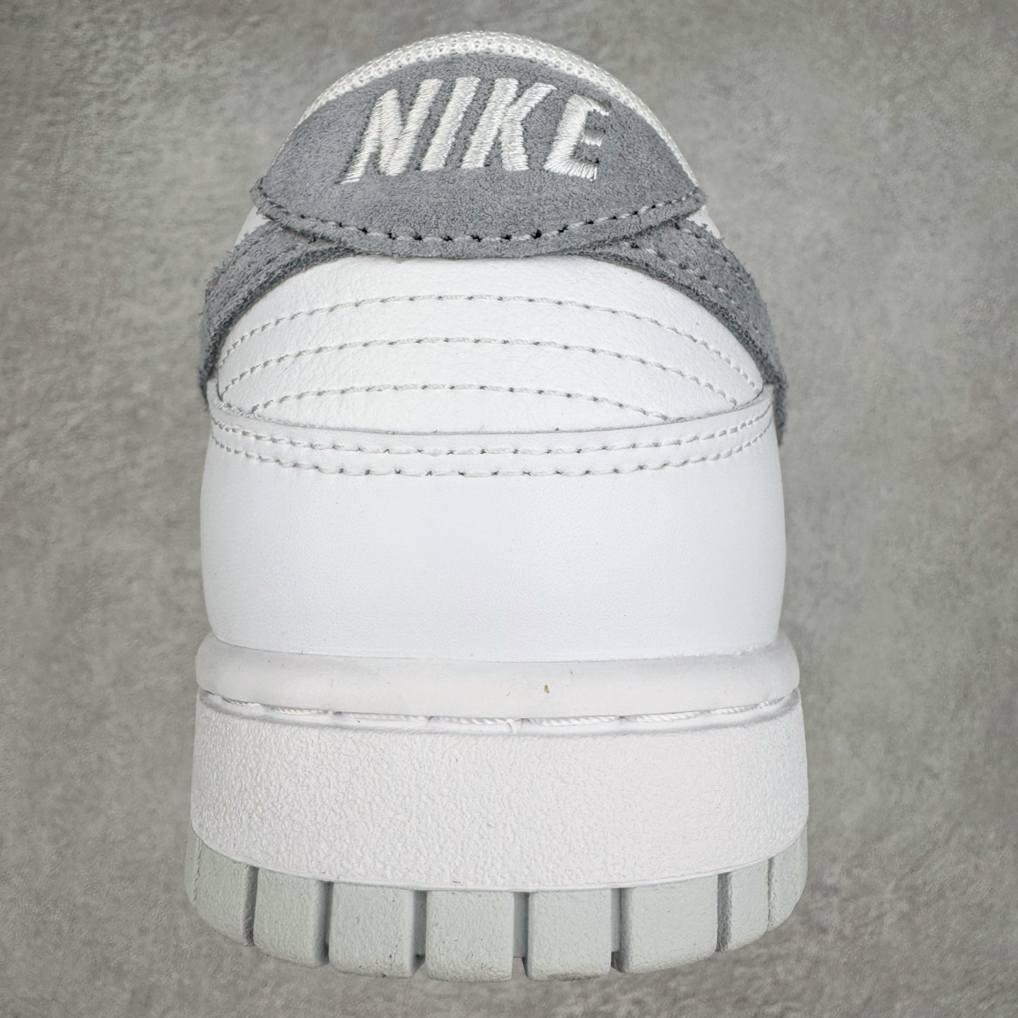 图片[8]-＃YC纯原 NK Dunk Low 可燃冰 白灰 IH0632-141 实力大厂出品 新配色陆续开发 利润个位数只为口碑 全套原纸板楦头开发 确保原汁原味 完美呈现DUNK版型 一比一鞋头弧度高度鞋身弧度 此版本只针对中端市场 皮料材质有所更替 其他数据细节工艺流程均保持一致 绝不口嗨 细节品控鞋型随意对比 独家私模官方第六代原厂航空铝磨具打磨大底 鞋头坡度极致还原 无解鞋型 原盒原配 圈内天花板工艺 原厂玻璃冲刀 超高清洁度 全鞋零毛边皮料切割 原厂中底布点胶 中底布拉帮走线遵循公司 尺码：36 36.5 37.5 38 38.5 39 40 40.5 41 42 42.5 43 44 44.5 45 46-选品中心