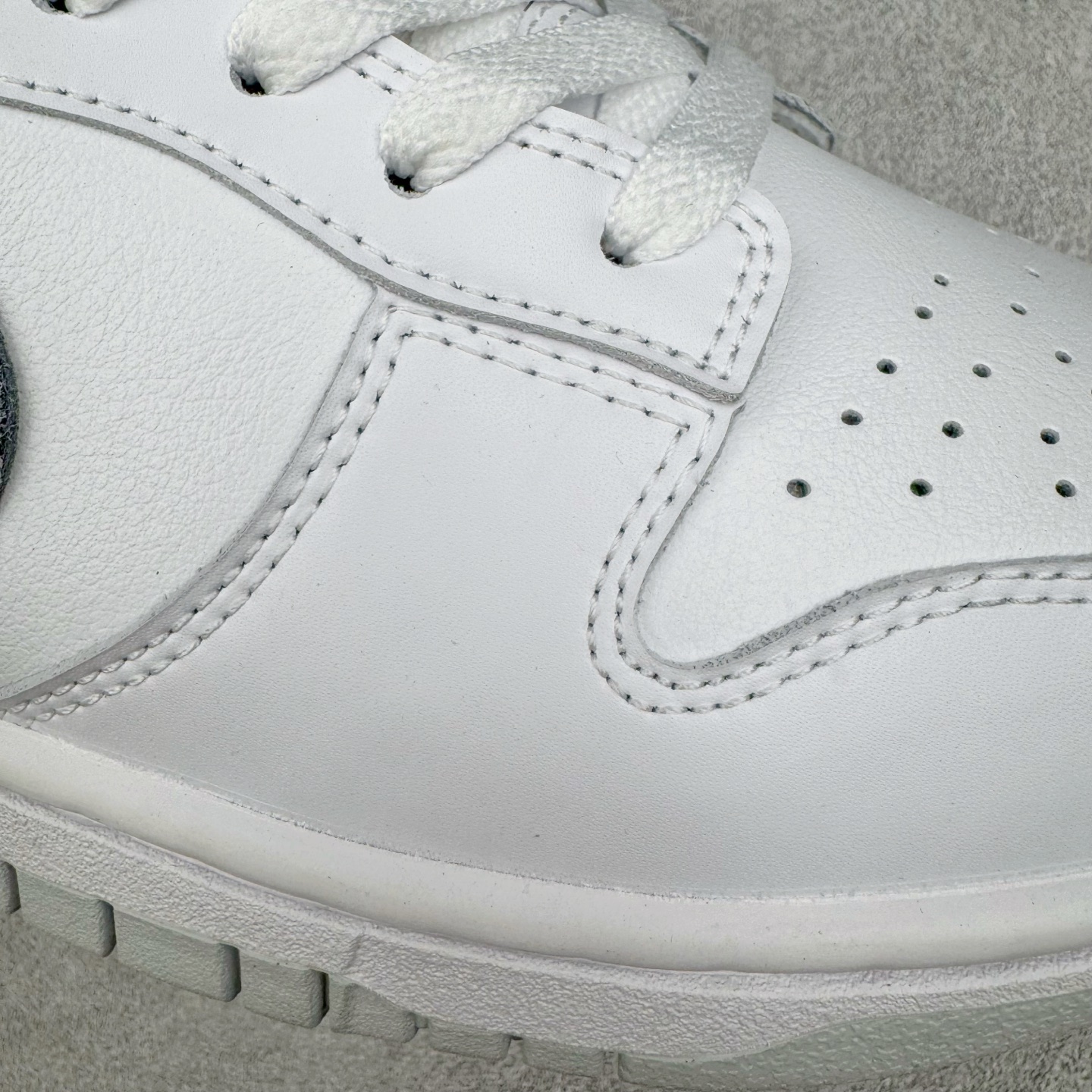 图片[19]-＃YC纯原 NK Dunk Low 可燃冰 白灰 IH0632-141 实力大厂出品 新配色陆续开发 利润个位数只为口碑 全套原纸板楦头开发 确保原汁原味 完美呈现DUNK版型 一比一鞋头弧度高度鞋身弧度 此版本只针对中端市场 皮料材质有所更替 其他数据细节工艺流程均保持一致 绝不口嗨 细节品控鞋型随意对比 独家私模官方第六代原厂航空铝磨具打磨大底 鞋头坡度极致还原 无解鞋型 原盒原配 圈内天花板工艺 原厂玻璃冲刀 超高清洁度 全鞋零毛边皮料切割 原厂中底布点胶 中底布拉帮走线遵循公司 尺码：36 36.5 37.5 38 38.5 39 40 40.5 41 42 42.5 43 44 44.5 45 46-选品中心