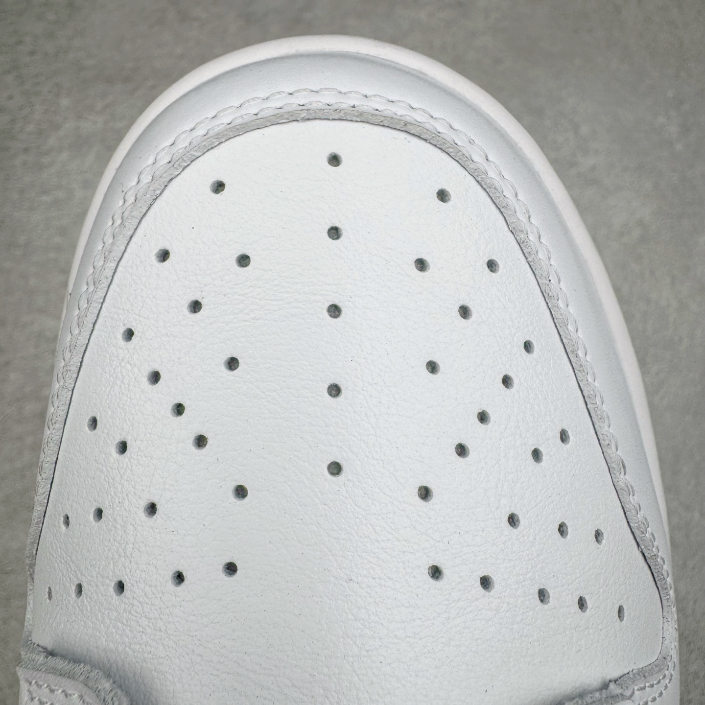 图片[15]-＃YC纯原 NK Dunk Low 可燃冰 白灰 IH0632-141 实力大厂出品 新配色陆续开发 利润个位数只为口碑 全套原纸板楦头开发 确保原汁原味 完美呈现DUNK版型 一比一鞋头弧度高度鞋身弧度 此版本只针对中端市场 皮料材质有所更替 其他数据细节工艺流程均保持一致 绝不口嗨 细节品控鞋型随意对比 独家私模官方第六代原厂航空铝磨具打磨大底 鞋头坡度极致还原 无解鞋型 原盒原配 圈内天花板工艺 原厂玻璃冲刀 超高清洁度 全鞋零毛边皮料切割 原厂中底布点胶 中底布拉帮走线遵循公司 尺码：36 36.5 37.5 38 38.5 39 40 40.5 41 42 42.5 43 44 44.5 45 46-选品中心