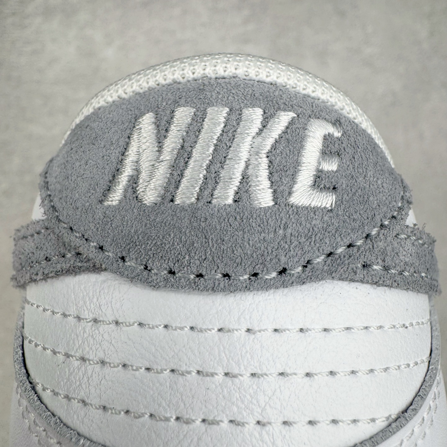 图片[16]-＃YC纯原 NK Dunk Low 可燃冰 白灰 IH0632-141 实力大厂出品 新配色陆续开发 利润个位数只为口碑 全套原纸板楦头开发 确保原汁原味 完美呈现DUNK版型 一比一鞋头弧度高度鞋身弧度 此版本只针对中端市场 皮料材质有所更替 其他数据细节工艺流程均保持一致 绝不口嗨 细节品控鞋型随意对比 独家私模官方第六代原厂航空铝磨具打磨大底 鞋头坡度极致还原 无解鞋型 原盒原配 圈内天花板工艺 原厂玻璃冲刀 超高清洁度 全鞋零毛边皮料切割 原厂中底布点胶 中底布拉帮走线遵循公司 尺码：36 36.5 37.5 38 38.5 39 40 40.5 41 42 42.5 43 44 44.5 45 46-选品中心