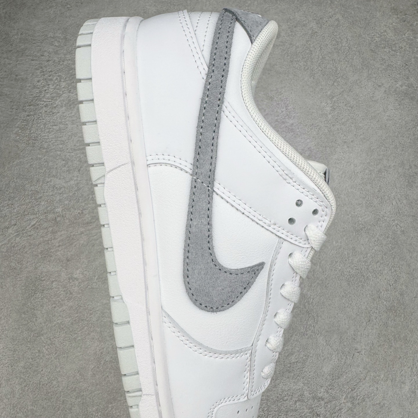 图片[6]-＃YC纯原 NK Dunk Low 可燃冰 白灰 IH0632-141 实力大厂出品 新配色陆续开发 利润个位数只为口碑 全套原纸板楦头开发 确保原汁原味 完美呈现DUNK版型 一比一鞋头弧度高度鞋身弧度 此版本只针对中端市场 皮料材质有所更替 其他数据细节工艺流程均保持一致 绝不口嗨 细节品控鞋型随意对比 独家私模官方第六代原厂航空铝磨具打磨大底 鞋头坡度极致还原 无解鞋型 原盒原配 圈内天花板工艺 原厂玻璃冲刀 超高清洁度 全鞋零毛边皮料切割 原厂中底布点胶 中底布拉帮走线遵循公司 尺码：36 36.5 37.5 38 38.5 39 40 40.5 41 42 42.5 43 44 44.5 45 46-选品中心