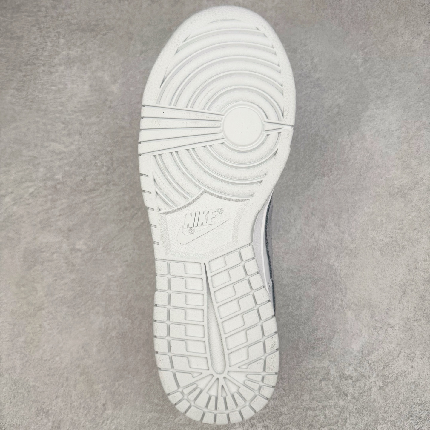 图片[9]-＃YC纯原 NK Dunk Low 可燃冰 白灰 IH0632-141 实力大厂出品 新配色陆续开发 利润个位数只为口碑 全套原纸板楦头开发 确保原汁原味 完美呈现DUNK版型 一比一鞋头弧度高度鞋身弧度 此版本只针对中端市场 皮料材质有所更替 其他数据细节工艺流程均保持一致 绝不口嗨 细节品控鞋型随意对比 独家私模官方第六代原厂航空铝磨具打磨大底 鞋头坡度极致还原 无解鞋型 原盒原配 圈内天花板工艺 原厂玻璃冲刀 超高清洁度 全鞋零毛边皮料切割 原厂中底布点胶 中底布拉帮走线遵循公司 尺码：36 36.5 37.5 38 38.5 39 40 40.5 41 42 42.5 43 44 44.5 45 46-选品中心