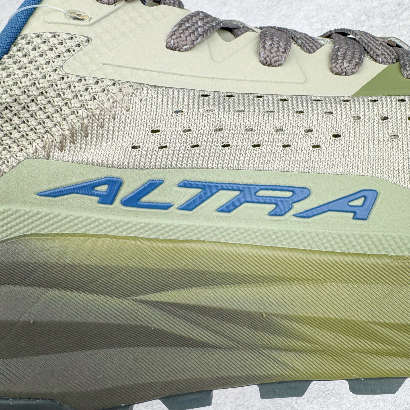 图片[11]-＃纯原 Altra OLYMPUS 6 奥创奥林匹斯六代舒适百搭防滑耐磨低帮户外跑步鞋 2009年，长跑精英运动员Golden Harper在美国犹他州创立了“Altra Footwear”，跑鞋特点是采用舒适的FootShape™M（很适鞋楦）设计和独特的BalancedCushioning™（平衡缓冲）技术，帮助遭受伤病困扰的跑者回归跑步，从而迅速积累起良好的口碑。2011年品牌迅速发展，屡获大奖。2015年开始不仅占据全美跑鞋前十，足迹更是遍布全球。2016年Altra正式进入中国市场，凭借独特的品牌风格以及出色的性能表现，三年来获得越来越多普通跑者的喜爱。销售业绩增长迅速，成为中国越野跑市场占有量前三的跑鞋品牌。实拍调校N版已经零色差零失真 百分百还原实物色彩所见即所得 不存在货不对板色差等低级问题 选购参考实物拍摄 不混卖不参货 只用心做好货严格选品 承诺混一赔十 尺码：39 40 40.5 41 42 42.5 43 44 44.5 45-选品中心