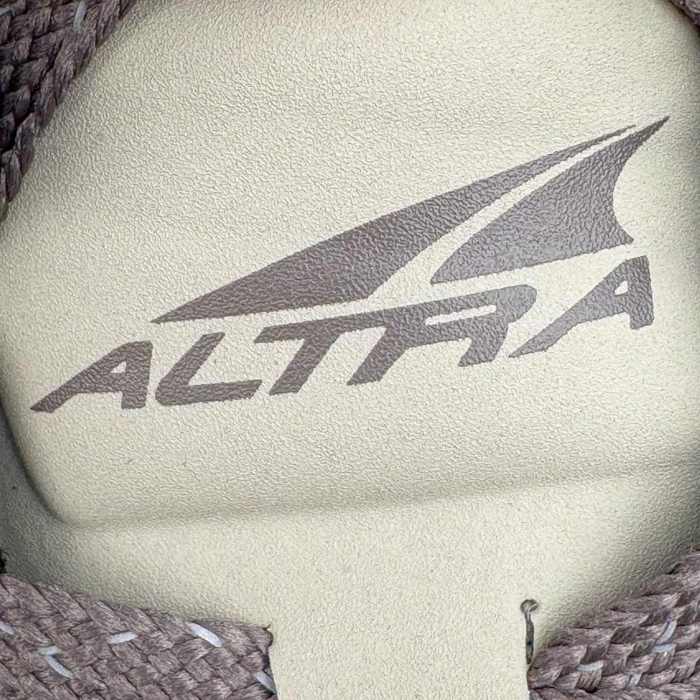 图片[17]-＃纯原 Altra OLYMPUS 6 奥创奥林匹斯六代舒适百搭防滑耐磨低帮户外跑步鞋 2009年，长跑精英运动员Golden Harper在美国犹他州创立了“Altra Footwear”，跑鞋特点是采用舒适的FootShape™M（很适鞋楦）设计和独特的BalancedCushioning™（平衡缓冲）技术，帮助遭受伤病困扰的跑者回归跑步，从而迅速积累起良好的口碑。2011年品牌迅速发展，屡获大奖。2015年开始不仅占据全美跑鞋前十，足迹更是遍布全球。2016年Altra正式进入中国市场，凭借独特的品牌风格以及出色的性能表现，三年来获得越来越多普通跑者的喜爱。销售业绩增长迅速，成为中国越野跑市场占有量前三的跑鞋品牌。实拍调校N版已经零色差零失真 百分百还原实物色彩所见即所得 不存在货不对板色差等低级问题 选购参考实物拍摄 不混卖不参货 只用心做好货严格选品 承诺混一赔十 尺码：39 40 40.5 41 42 42.5 43 44 44.5 45-选品中心