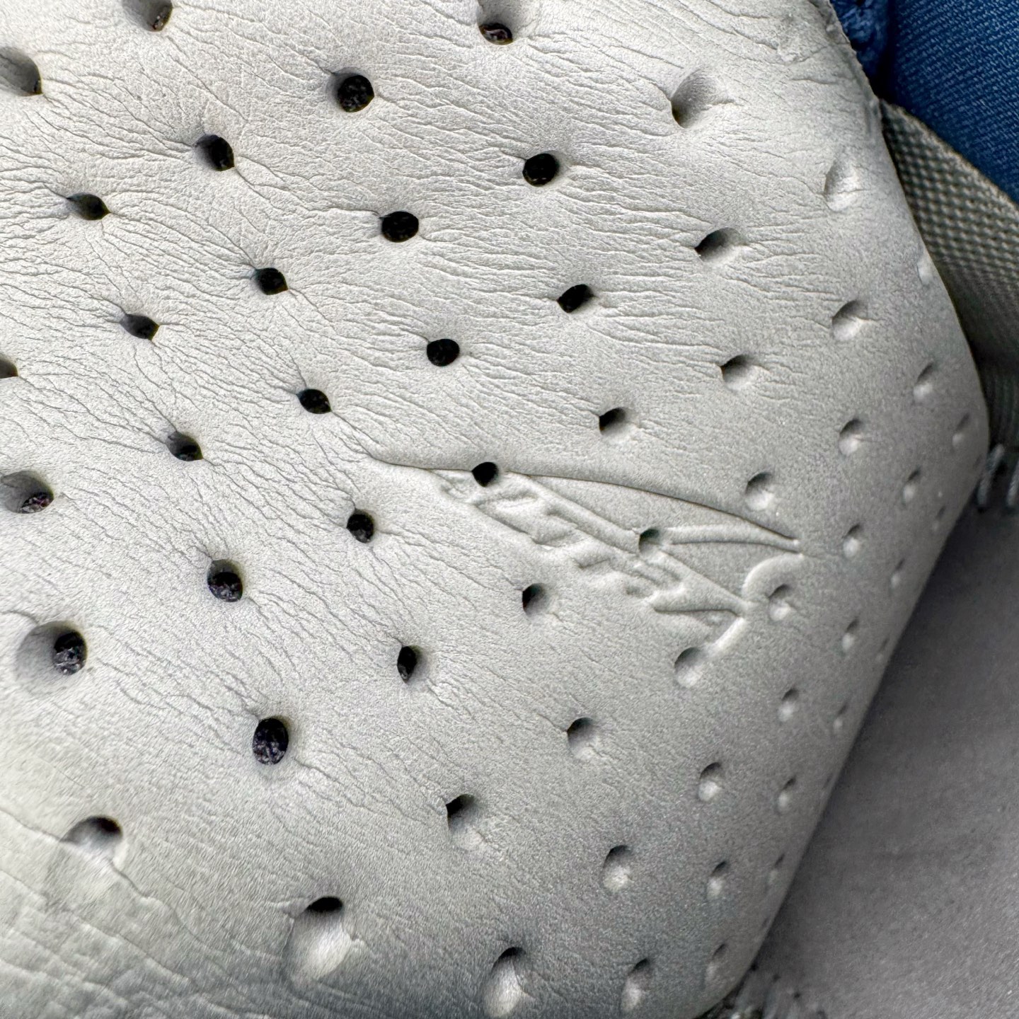 图片[18]-＃纯原 Altra OLYMPUS 6 奥创奥林匹斯六代舒适百搭防滑耐磨低帮户外跑步鞋 2009年，长跑精英运动员Golden Harper在美国犹他州创立了“Altra Footwear”，跑鞋特点是采用舒适的FootShape™M（很适鞋楦）设计和独特的BalancedCushioning™（平衡缓冲）技术，帮助遭受伤病困扰的跑者回归跑步，从而迅速积累起良好的口碑。2011年品牌迅速发展，屡获大奖。2015年开始不仅占据全美跑鞋前十，足迹更是遍布全球。2016年Altra正式进入中国市场，凭借独特的品牌风格以及出色的性能表现，三年来获得越来越多普通跑者的喜爱。销售业绩增长迅速，成为中国越野跑市场占有量前三的跑鞋品牌。实拍调校N版已经零色差零失真 百分百还原实物色彩所见即所得 不存在货不对板色差等低级问题 选购参考实物拍摄 不混卖不参货 只用心做好货严格选品 承诺混一赔十 尺码：39 40 40.5 41 42 42.5 43 44 44.5 45-选品中心