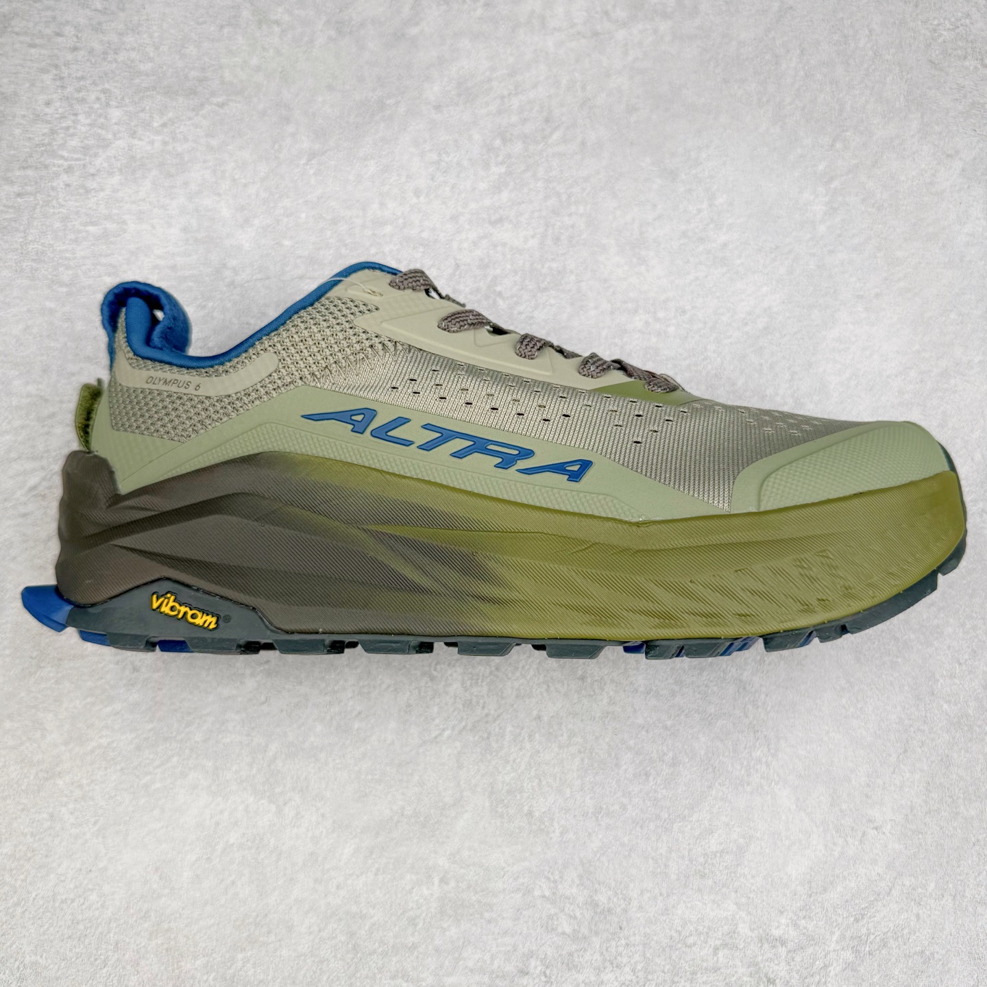 ＃纯原 Altra OLYMPUS 6 奥创奥林匹斯六代舒适百搭防滑耐磨低帮户外跑步鞋 2009年，长跑精英运动员Golden Harper在美国犹他州创立了“Altra Footwear”，跑鞋特点是采用舒适的FootShape™M（很适鞋楦）设计和独特的BalancedCushioning™（平衡缓冲）技术，帮助遭受伤病困扰的跑者回归跑步，从而迅速积累起良好的口碑。2011年品牌迅速发展，屡获大奖。2015年开始不仅占据全美跑鞋前十，足迹更是遍布全球。2016年Altra正式进入中国市场，凭借独特的品牌风格以及出色的性能表现，三年来获得越来越多普通跑者的喜爱。销售业绩增长迅速，成为中国越野跑市场占有量前三的跑鞋品牌。实拍调校N版已经零色差零失真 百分百还原实物色彩所见即所得 不存在货不对板色差等低级问题 选购参考实物拍摄 不混卖不参货 只用心做好货严格选品 承诺混一赔十 尺码：39 40 40.5 41 42 42.5 43 44 44.5 45-选品中心