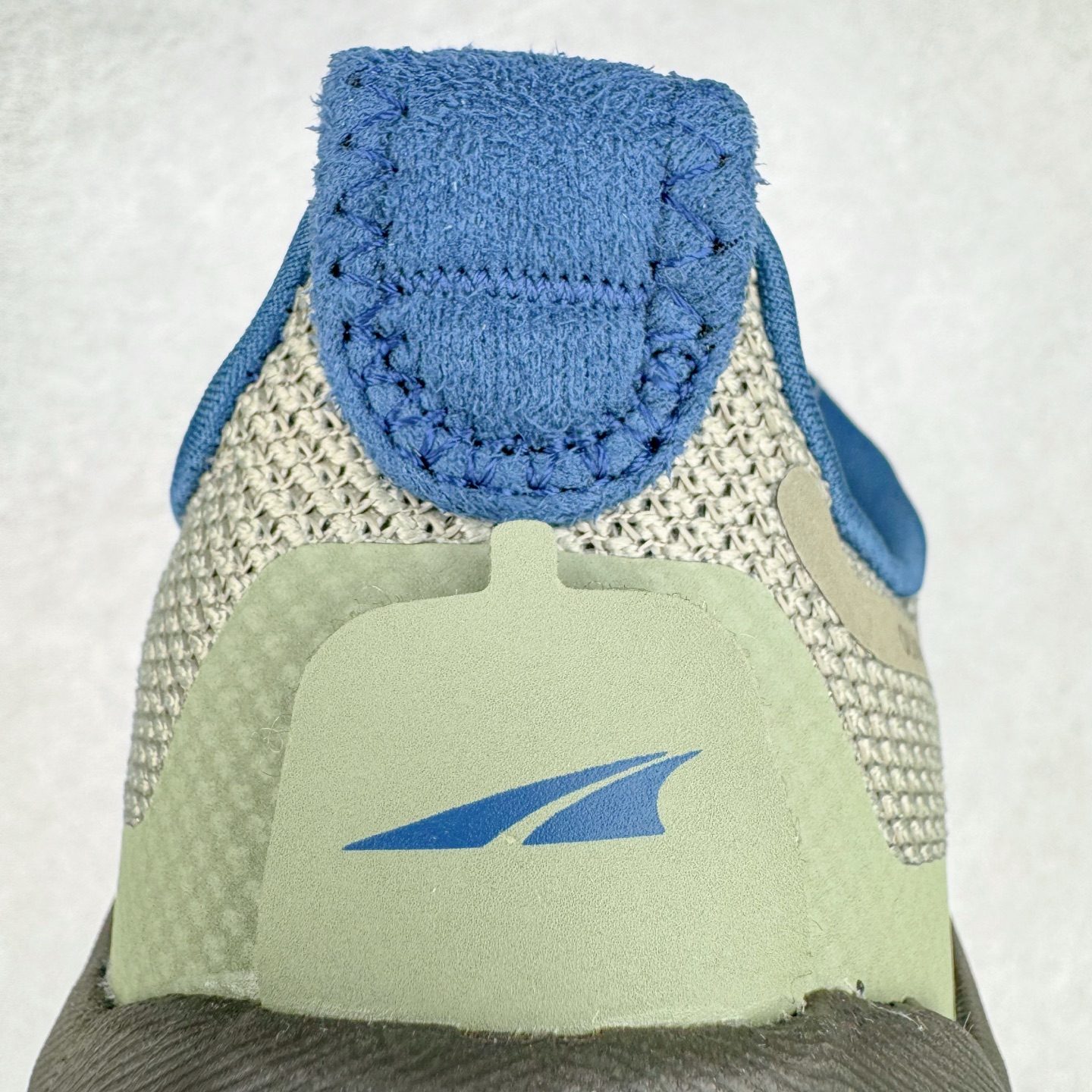 图片[23]-＃纯原 Altra OLYMPUS 6 奥创奥林匹斯六代舒适百搭防滑耐磨低帮户外跑步鞋 2009年，长跑精英运动员Golden Harper在美国犹他州创立了“Altra Footwear”，跑鞋特点是采用舒适的FootShape™M（很适鞋楦）设计和独特的BalancedCushioning™（平衡缓冲）技术，帮助遭受伤病困扰的跑者回归跑步，从而迅速积累起良好的口碑。2011年品牌迅速发展，屡获大奖。2015年开始不仅占据全美跑鞋前十，足迹更是遍布全球。2016年Altra正式进入中国市场，凭借独特的品牌风格以及出色的性能表现，三年来获得越来越多普通跑者的喜爱。销售业绩增长迅速，成为中国越野跑市场占有量前三的跑鞋品牌。实拍调校N版已经零色差零失真 百分百还原实物色彩所见即所得 不存在货不对板色差等低级问题 选购参考实物拍摄 不混卖不参货 只用心做好货严格选品 承诺混一赔十 尺码：39 40 40.5 41 42 42.5 43 44 44.5 45-选品中心