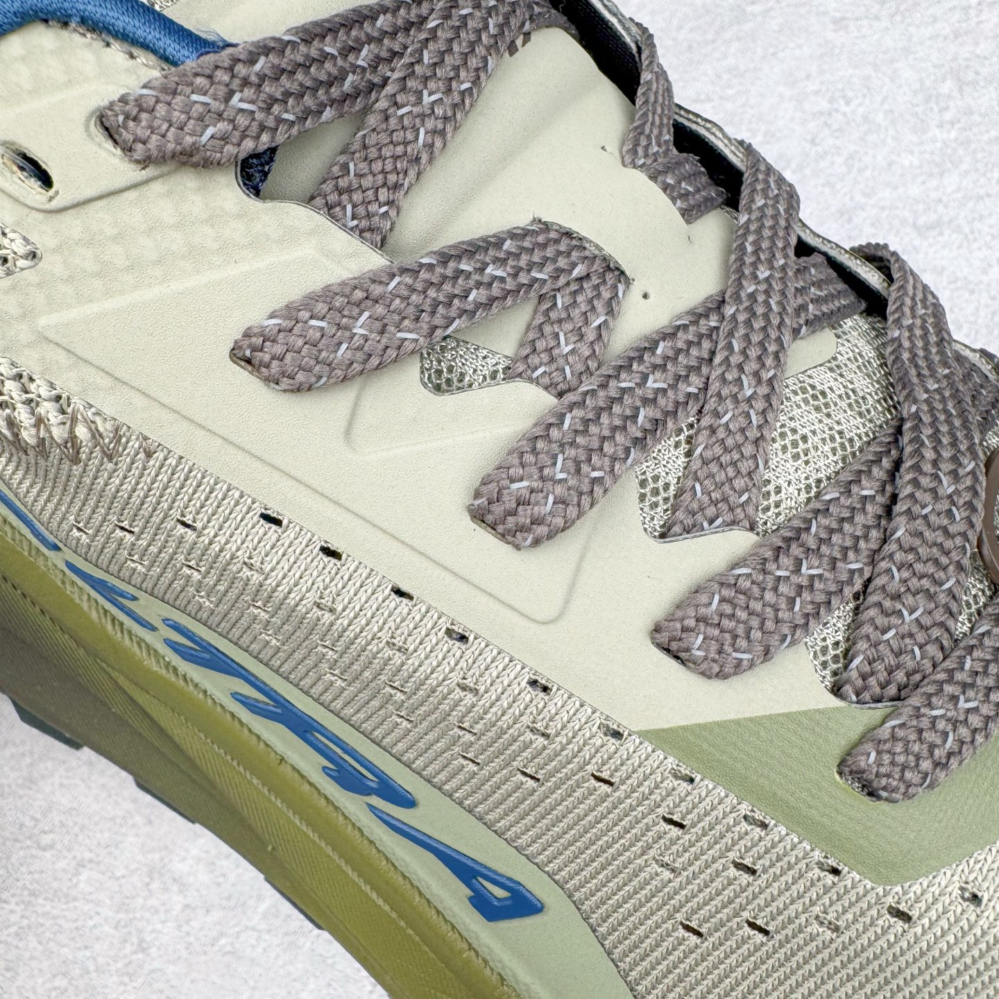 图片[10]-＃纯原 Altra OLYMPUS 6 奥创奥林匹斯六代舒适百搭防滑耐磨低帮户外跑步鞋 2009年，长跑精英运动员Golden Harper在美国犹他州创立了“Altra Footwear”，跑鞋特点是采用舒适的FootShape™M（很适鞋楦）设计和独特的BalancedCushioning™（平衡缓冲）技术，帮助遭受伤病困扰的跑者回归跑步，从而迅速积累起良好的口碑。2011年品牌迅速发展，屡获大奖。2015年开始不仅占据全美跑鞋前十，足迹更是遍布全球。2016年Altra正式进入中国市场，凭借独特的品牌风格以及出色的性能表现，三年来获得越来越多普通跑者的喜爱。销售业绩增长迅速，成为中国越野跑市场占有量前三的跑鞋品牌。实拍调校N版已经零色差零失真 百分百还原实物色彩所见即所得 不存在货不对板色差等低级问题 选购参考实物拍摄 不混卖不参货 只用心做好货严格选品 承诺混一赔十 尺码：39 40 40.5 41 42 42.5 43 44 44.5 45-选品中心