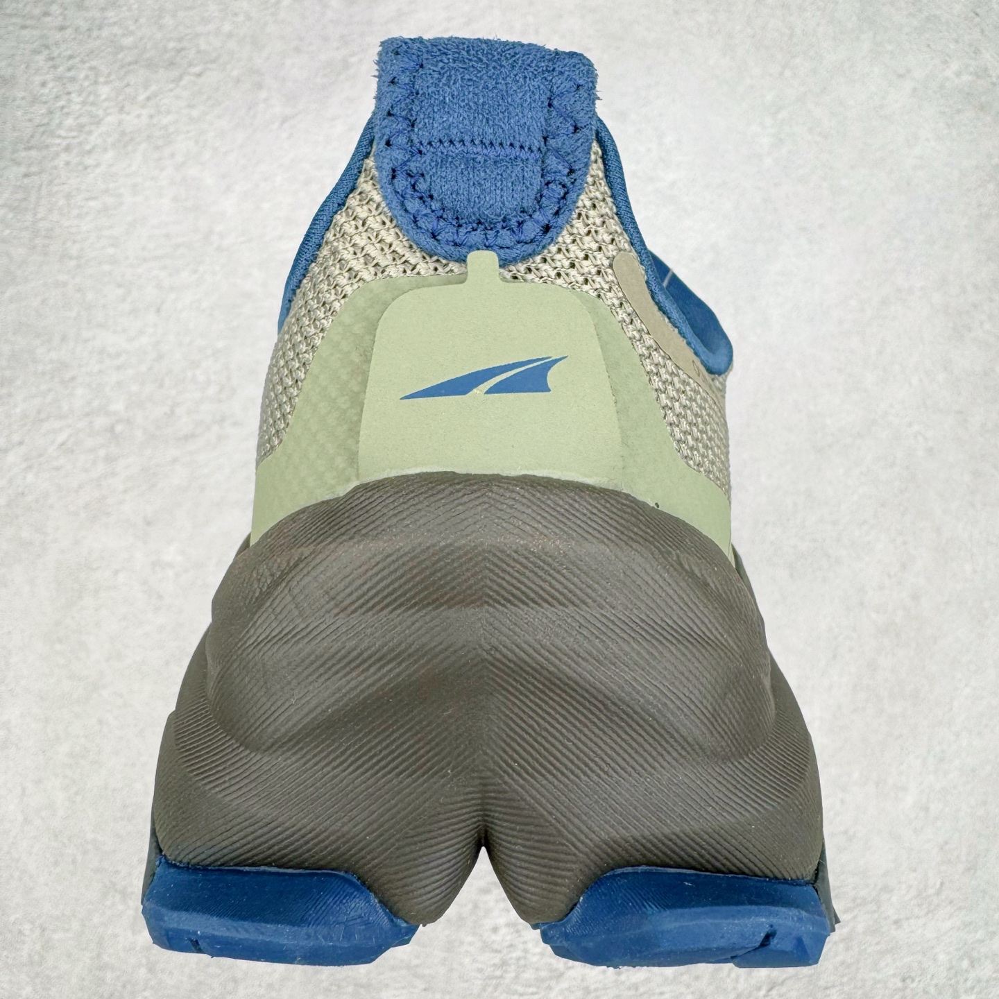 图片[8]-＃纯原 Altra OLYMPUS 6 奥创奥林匹斯六代舒适百搭防滑耐磨低帮户外跑步鞋 2009年，长跑精英运动员Golden Harper在美国犹他州创立了“Altra Footwear”，跑鞋特点是采用舒适的FootShape™M（很适鞋楦）设计和独特的BalancedCushioning™（平衡缓冲）技术，帮助遭受伤病困扰的跑者回归跑步，从而迅速积累起良好的口碑。2011年品牌迅速发展，屡获大奖。2015年开始不仅占据全美跑鞋前十，足迹更是遍布全球。2016年Altra正式进入中国市场，凭借独特的品牌风格以及出色的性能表现，三年来获得越来越多普通跑者的喜爱。销售业绩增长迅速，成为中国越野跑市场占有量前三的跑鞋品牌。实拍调校N版已经零色差零失真 百分百还原实物色彩所见即所得 不存在货不对板色差等低级问题 选购参考实物拍摄 不混卖不参货 只用心做好货严格选品 承诺混一赔十 尺码：39 40 40.5 41 42 42.5 43 44 44.5 45-选品中心