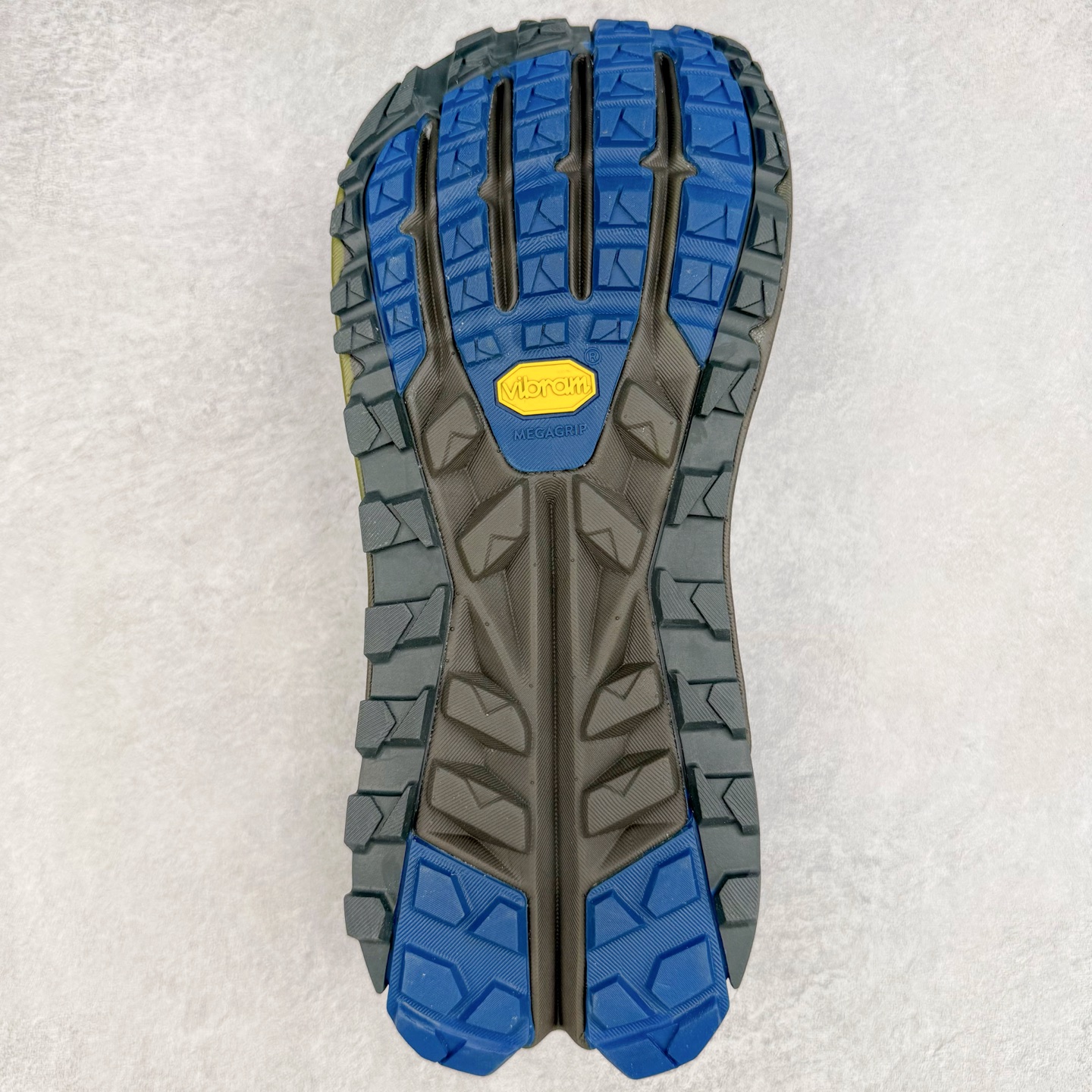 图片[9]-＃纯原 Altra OLYMPUS 6 奥创奥林匹斯六代舒适百搭防滑耐磨低帮户外跑步鞋 2009年，长跑精英运动员Golden Harper在美国犹他州创立了“Altra Footwear”，跑鞋特点是采用舒适的FootShape™M（很适鞋楦）设计和独特的BalancedCushioning™（平衡缓冲）技术，帮助遭受伤病困扰的跑者回归跑步，从而迅速积累起良好的口碑。2011年品牌迅速发展，屡获大奖。2015年开始不仅占据全美跑鞋前十，足迹更是遍布全球。2016年Altra正式进入中国市场，凭借独特的品牌风格以及出色的性能表现，三年来获得越来越多普通跑者的喜爱。销售业绩增长迅速，成为中国越野跑市场占有量前三的跑鞋品牌。实拍调校N版已经零色差零失真 百分百还原实物色彩所见即所得 不存在货不对板色差等低级问题 选购参考实物拍摄 不混卖不参货 只用心做好货严格选品 承诺混一赔十 尺码：39 40 40.5 41 42 42.5 43 44 44.5 45-选品中心