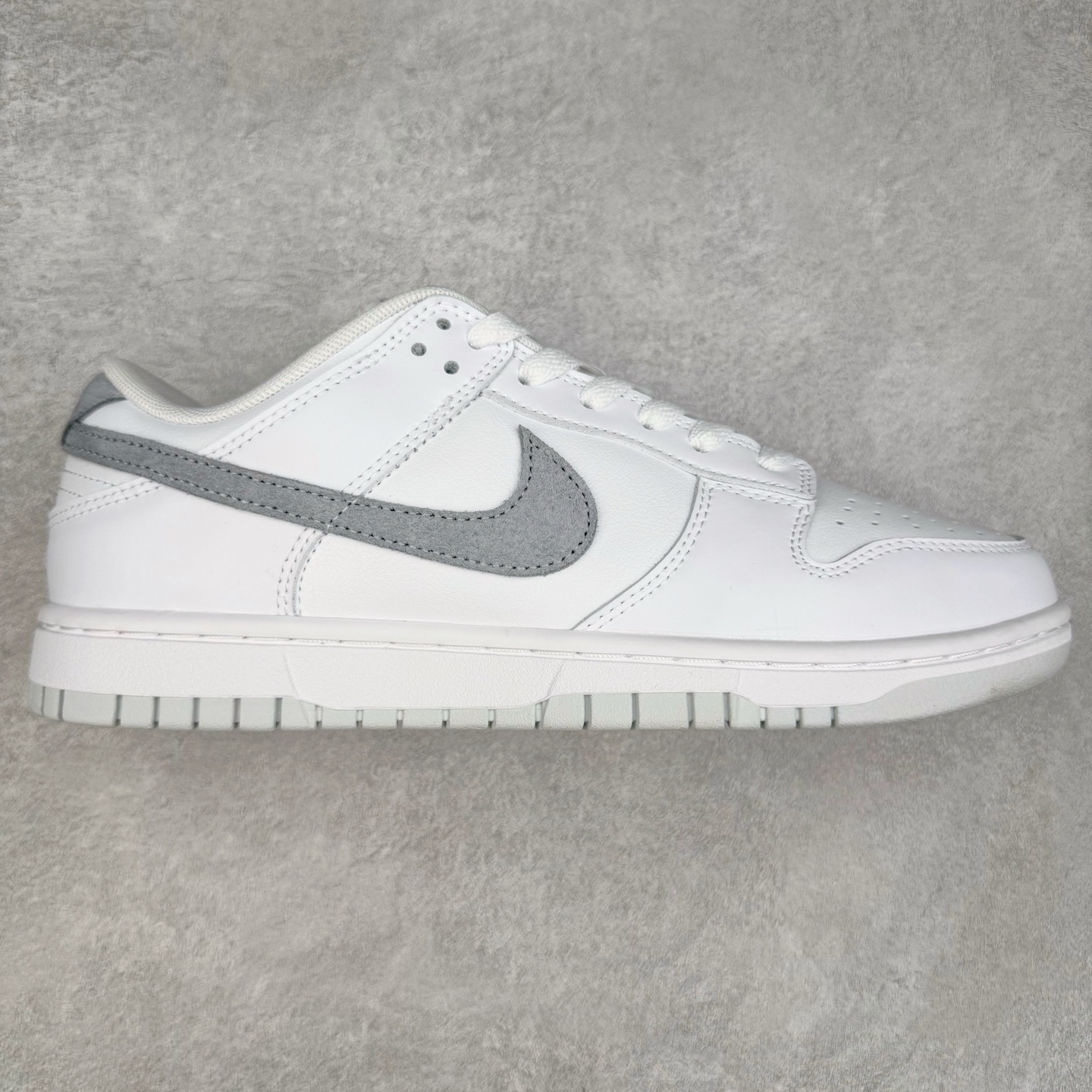 ＃YC纯原 NK Dunk Low 可燃冰 白灰 IH0632-141 实力大厂出品 新配色陆续开发 利润个位数只为口碑 全套原纸板楦头开发 确保原汁原味 完美呈现DUNK版型 一比一鞋头弧度高度鞋身弧度 此版本只针对中端市场 皮料材质有所更替 其他数据细节工艺流程均保持一致 绝不口嗨 细节品控鞋型随意对比 独家私模官方第六代原厂航空铝磨具打磨大底 鞋头坡度极致还原 无解鞋型 原盒原配 圈内天花板工艺 原厂玻璃冲刀 超高清洁度 全鞋零毛边皮料切割 原厂中底布点胶 中底布拉帮走线遵循公司 尺码：36 36.5 37.5 38 38.5 39 40 40.5 41 42 42.5 43 44 44.5 45 46-选品中心