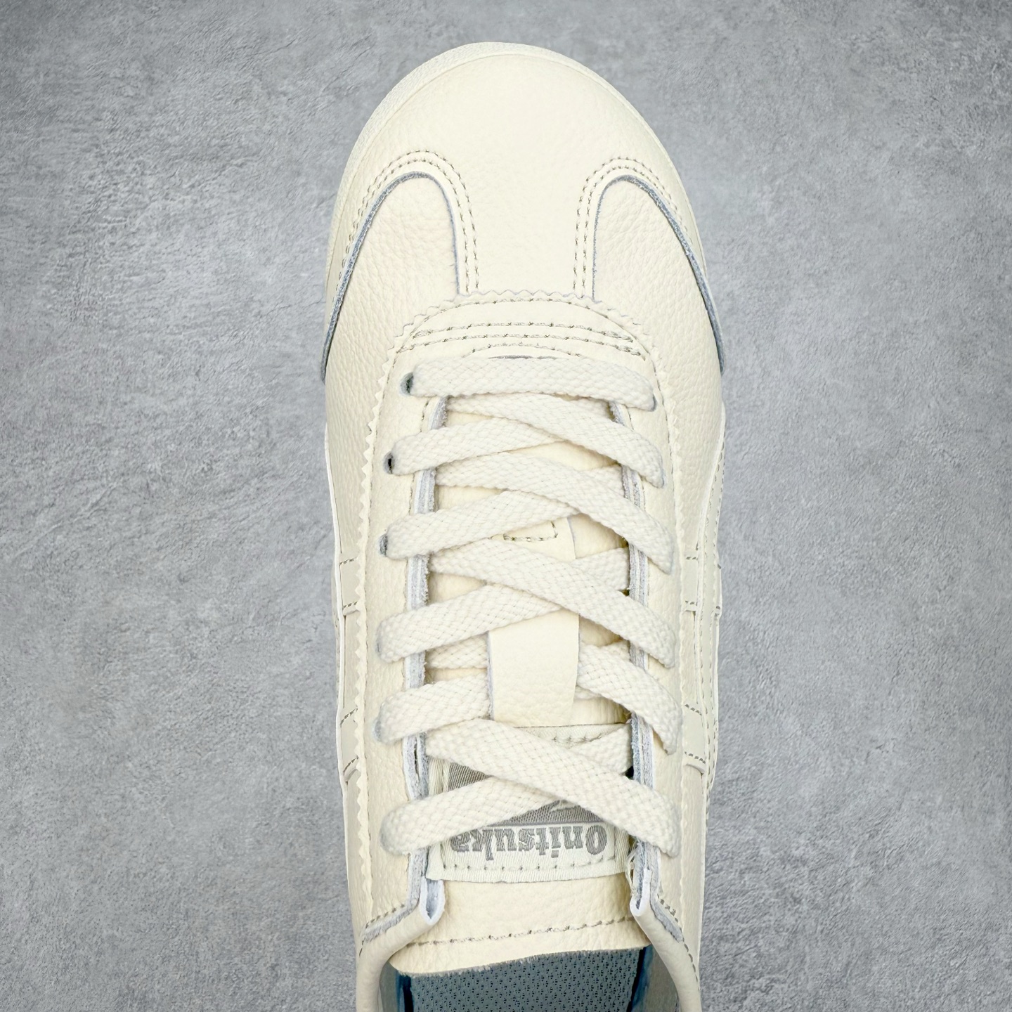 图片[4]-＃C版 Asics Onitsuka Tiger MEXICO 66 亚瑟士鬼冢虎复古经典板鞋 CNY 龙年限定 白红 市场王者选手 海外订单工厂出品 长期生产补货永不断码 超成熟稳定的做工品控 原装全套纸板楦头开发 原汁原味 完美呈现版型 私模正确鞋底咬花纹路 一比一鞋头弧度高度鞋身弧度 绝不口嗨 细节品控鞋型随意秒杀市面 原档咬花纹路私模大底 一个单元有六个三角形 总体形拼接呈现花瓣状 官方四联吊牌 原装Ortholite轻量化鞋垫 原盒原配 质保卡 说明书 钢印防尘纸 纸板中底带钢印 乳胶组合鞋垫 支持全方位的对比专柜 产品从款式颜色造型上体现出追求舒适和细节的完美 鞋类更是推崇手工制作的严谨与完美 融舒适性与可穿性的设计风格 注重细节的完美和别致魅力 既保持稳重 又不失轻松的时尚感 尺码：36 37 37.5 38 39 39.5 40 40.5 41.5 42 42.5 43.5 44 45-选品中心