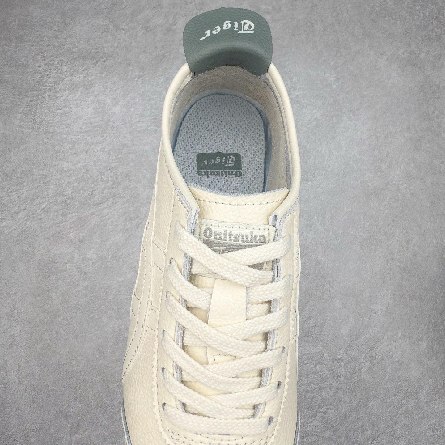 图片[5]-＃C版 Asics Onitsuka Tiger MEXICO 66 亚瑟士鬼冢虎复古经典板鞋 CNY 龙年限定 白红 市场王者选手 海外订单工厂出品 长期生产补货永不断码 超成熟稳定的做工品控 原装全套纸板楦头开发 原汁原味 完美呈现版型 私模正确鞋底咬花纹路 一比一鞋头弧度高度鞋身弧度 绝不口嗨 细节品控鞋型随意秒杀市面 原档咬花纹路私模大底 一个单元有六个三角形 总体形拼接呈现花瓣状 官方四联吊牌 原装Ortholite轻量化鞋垫 原盒原配 质保卡 说明书 钢印防尘纸 纸板中底带钢印 乳胶组合鞋垫 支持全方位的对比专柜 产品从款式颜色造型上体现出追求舒适和细节的完美 鞋类更是推崇手工制作的严谨与完美 融舒适性与可穿性的设计风格 注重细节的完美和别致魅力 既保持稳重 又不失轻松的时尚感 尺码：36 37 37.5 38 39 39.5 40 40.5 41.5 42 42.5 43.5 44 45-选品中心