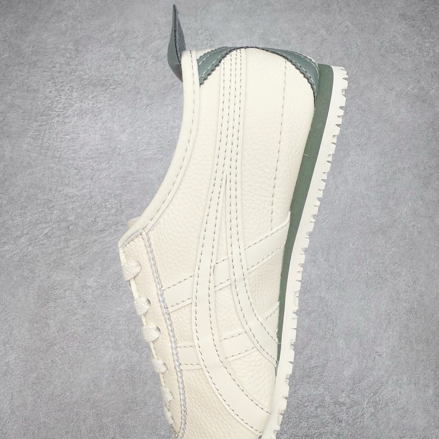 图片[7]-＃C版 Asics Onitsuka Tiger MEXICO 66 亚瑟士鬼冢虎复古经典板鞋 CNY 龙年限定 白红 市场王者选手 海外订单工厂出品 长期生产补货永不断码 超成熟稳定的做工品控 原装全套纸板楦头开发 原汁原味 完美呈现版型 私模正确鞋底咬花纹路 一比一鞋头弧度高度鞋身弧度 绝不口嗨 细节品控鞋型随意秒杀市面 原档咬花纹路私模大底 一个单元有六个三角形 总体形拼接呈现花瓣状 官方四联吊牌 原装Ortholite轻量化鞋垫 原盒原配 质保卡 说明书 钢印防尘纸 纸板中底带钢印 乳胶组合鞋垫 支持全方位的对比专柜 产品从款式颜色造型上体现出追求舒适和细节的完美 鞋类更是推崇手工制作的严谨与完美 融舒适性与可穿性的设计风格 注重细节的完美和别致魅力 既保持稳重 又不失轻松的时尚感 尺码：36 37 37.5 38 39 39.5 40 40.5 41.5 42 42.5 43.5 44 45-选品中心